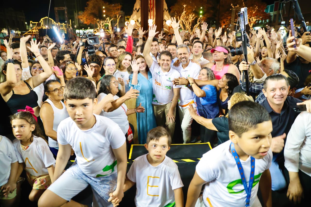 grupo de pessoas posa para a foto