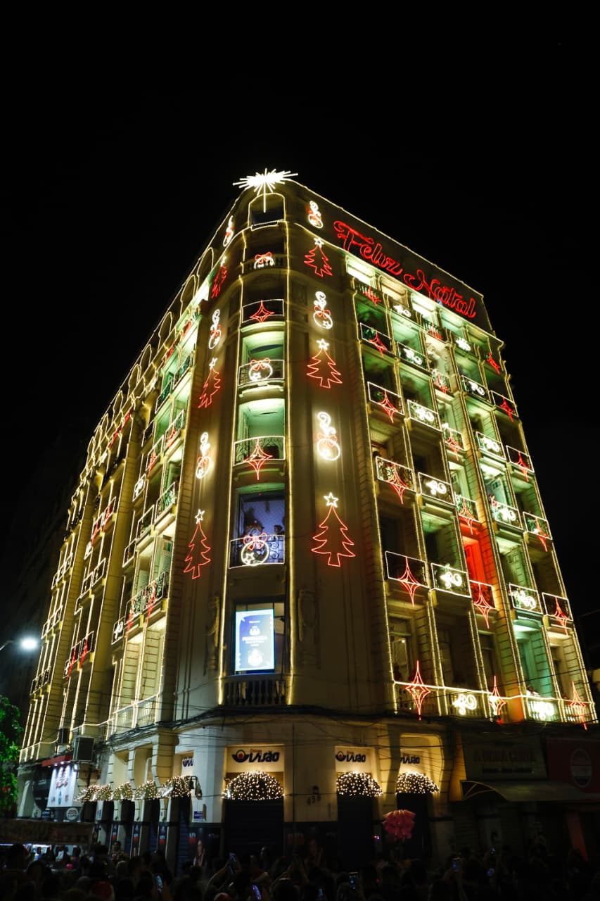 A foto mostra o Hotel Excelsior, tradicional edifício do Centro da cidade, todo decorado com luzes coloridas para o Natal