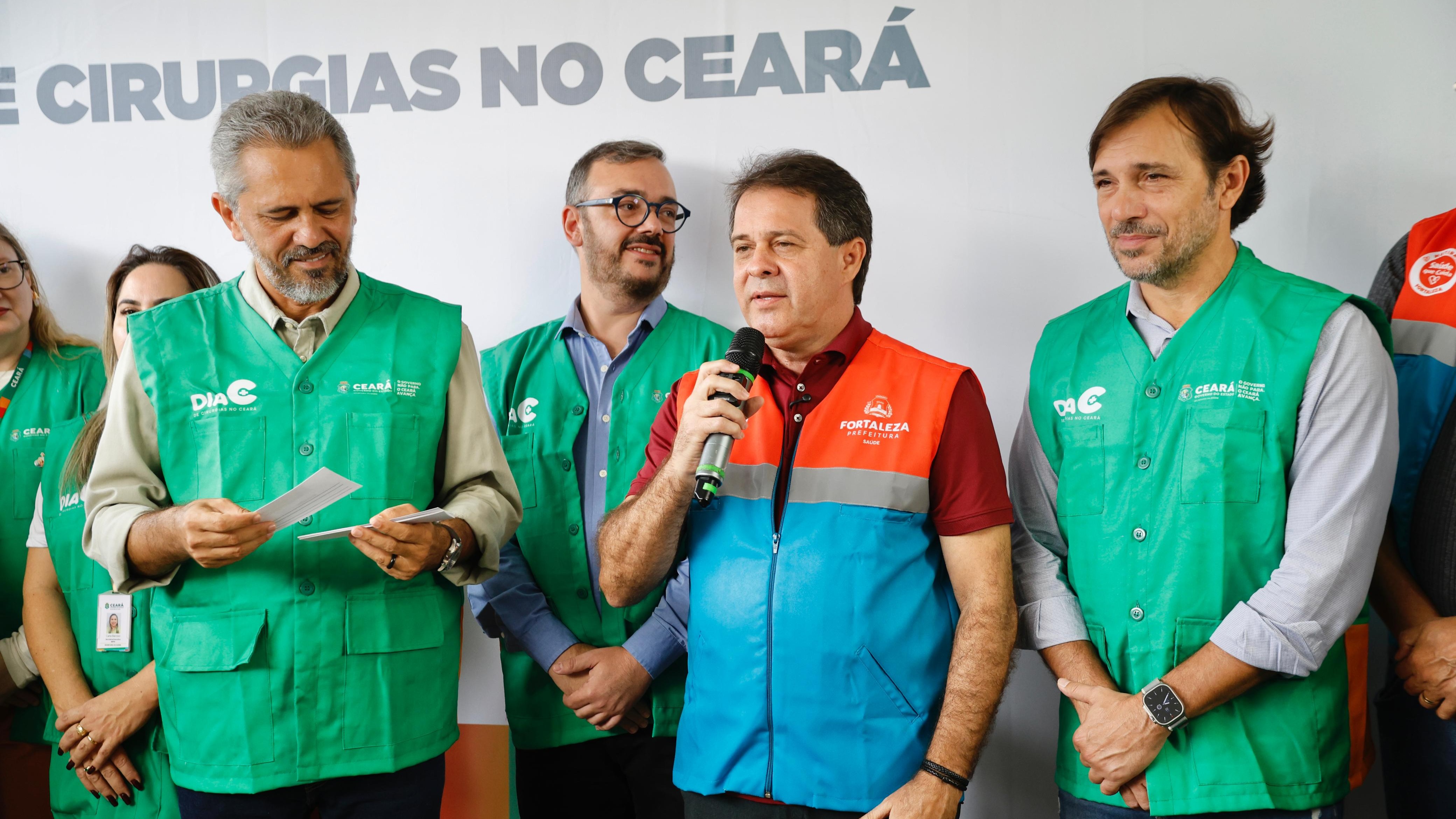 Prefeito Evandro Leitão, governador Elmano de Freitas e outros gestores e técnicos da Prefeitura e do Governo Estadual estão reunidos em live no Dia C de Cirurgias
