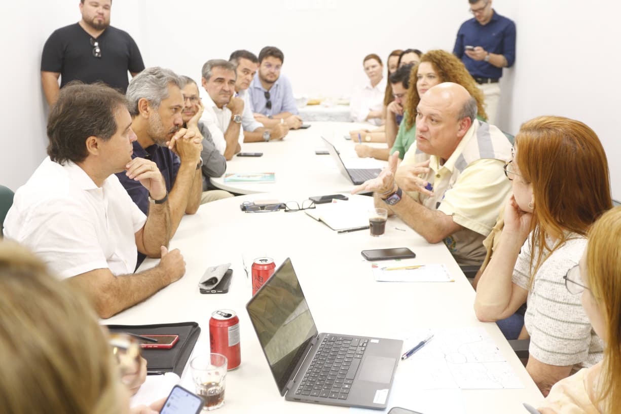 Gestores da Prefeitura, do Estado e do Governo Federal se reúnem em torno de uma mesa