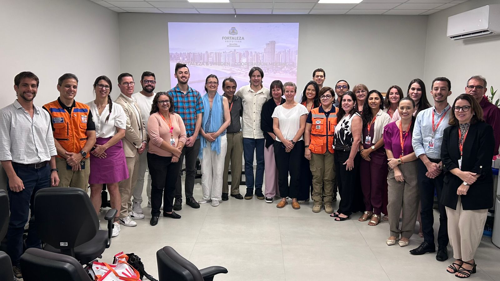 grupo de pessoas posa para a foto