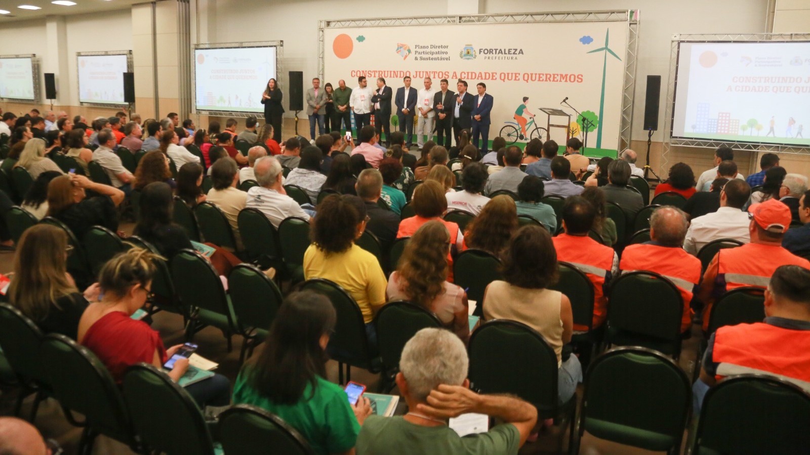 Participantes da Conferência da Cidade acompanham abertura do evento.