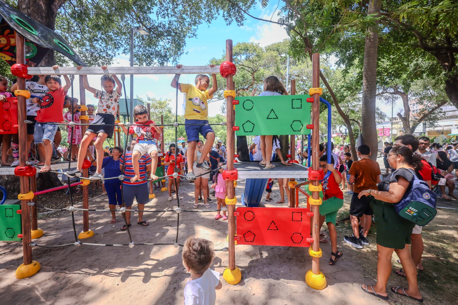 Crianças brincam no Parque