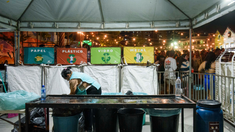 coletores sinalizados de resíduos sólidos