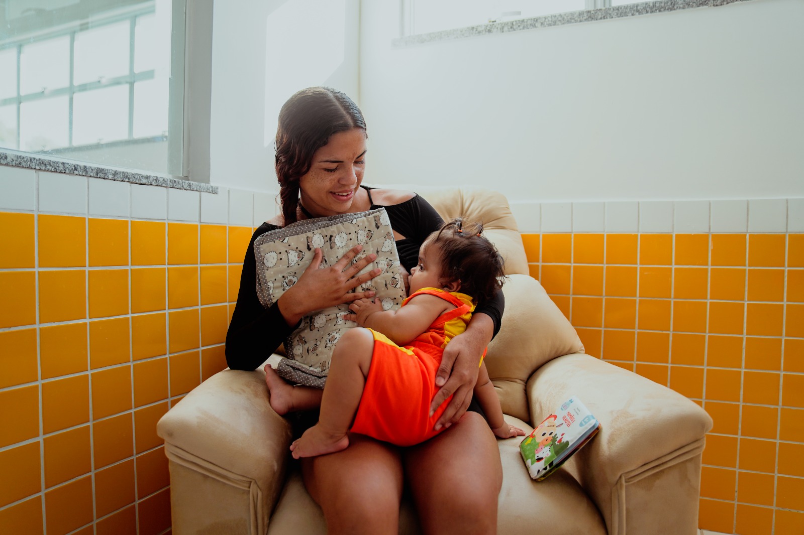 Mayara Rodrigues com a filha Kiara Chloe no colo