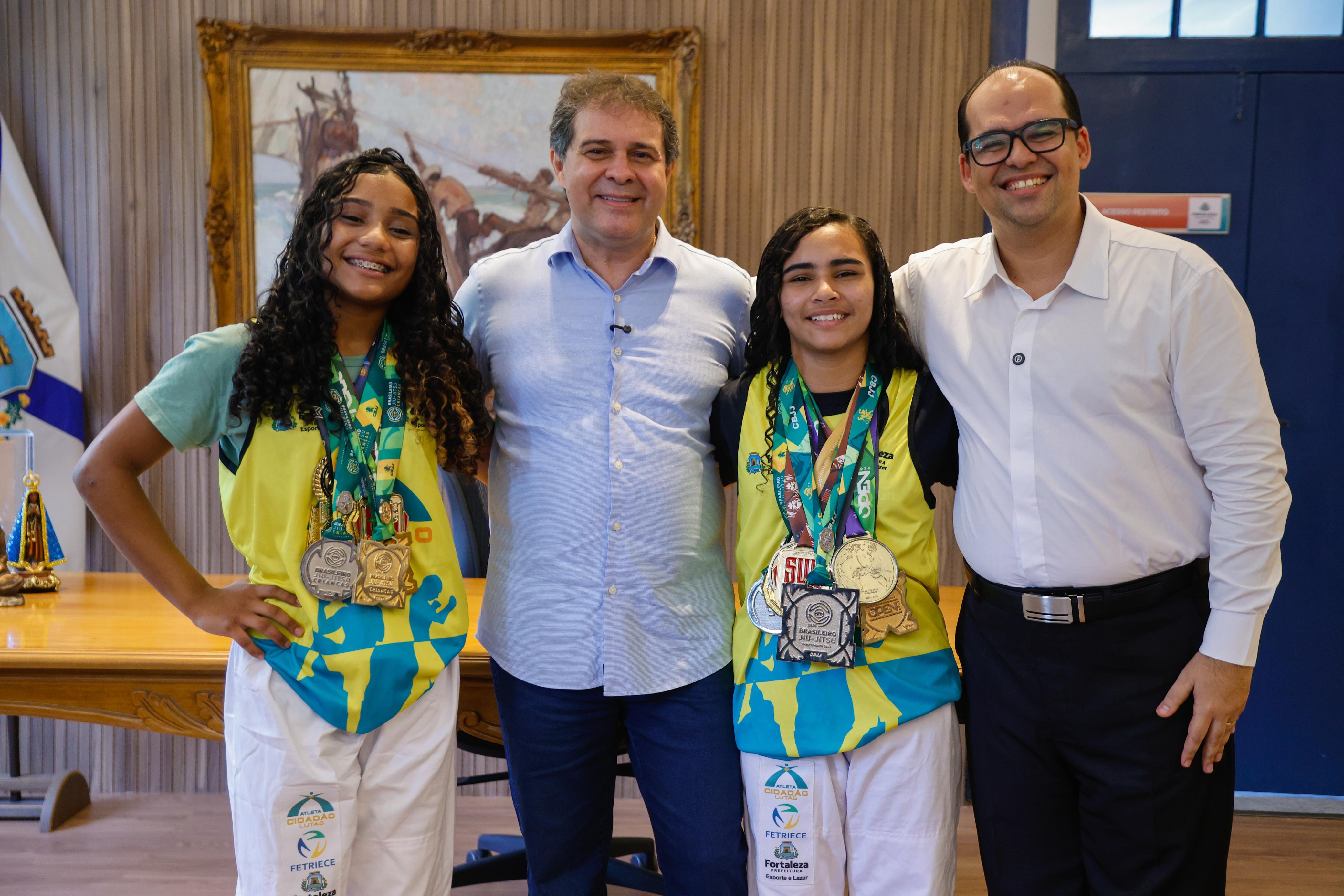 grupo de pessoas posa para a foto