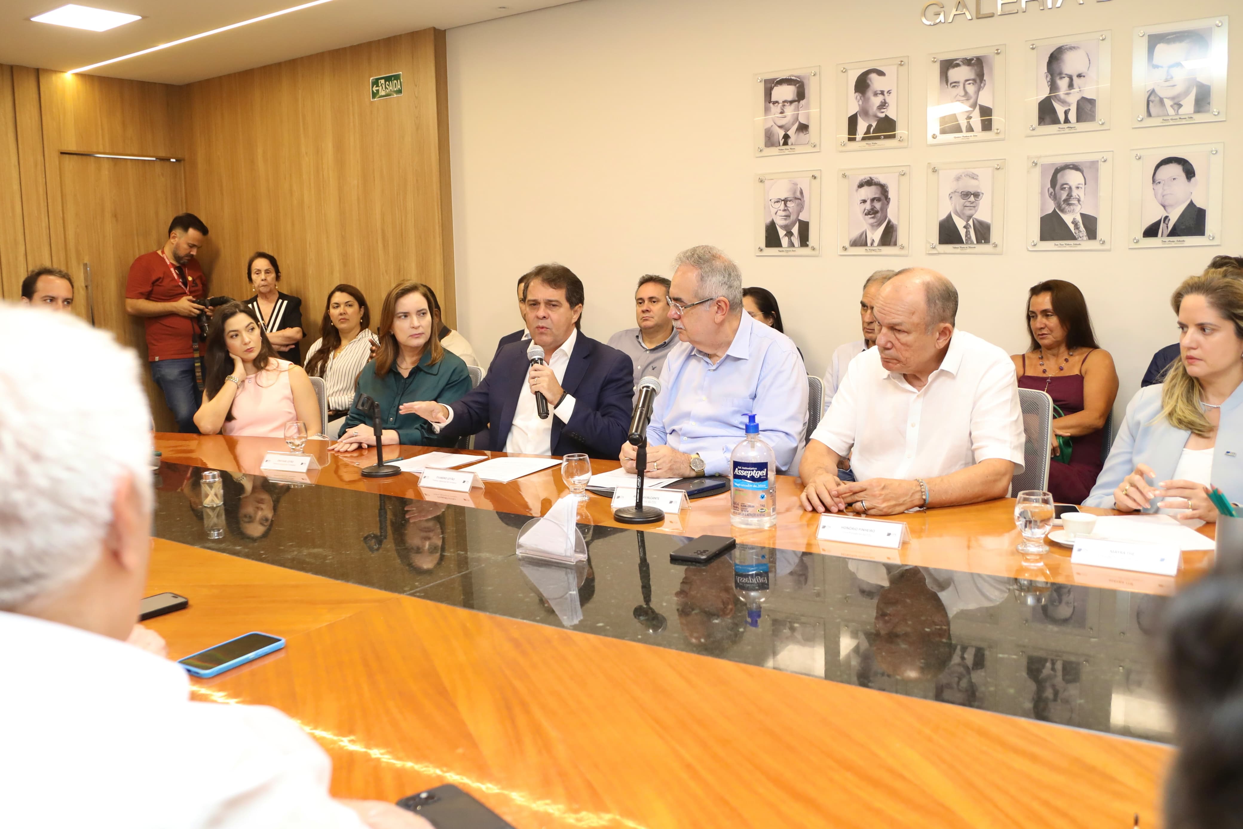 grupo de pessoas na sala de reunião da CDL