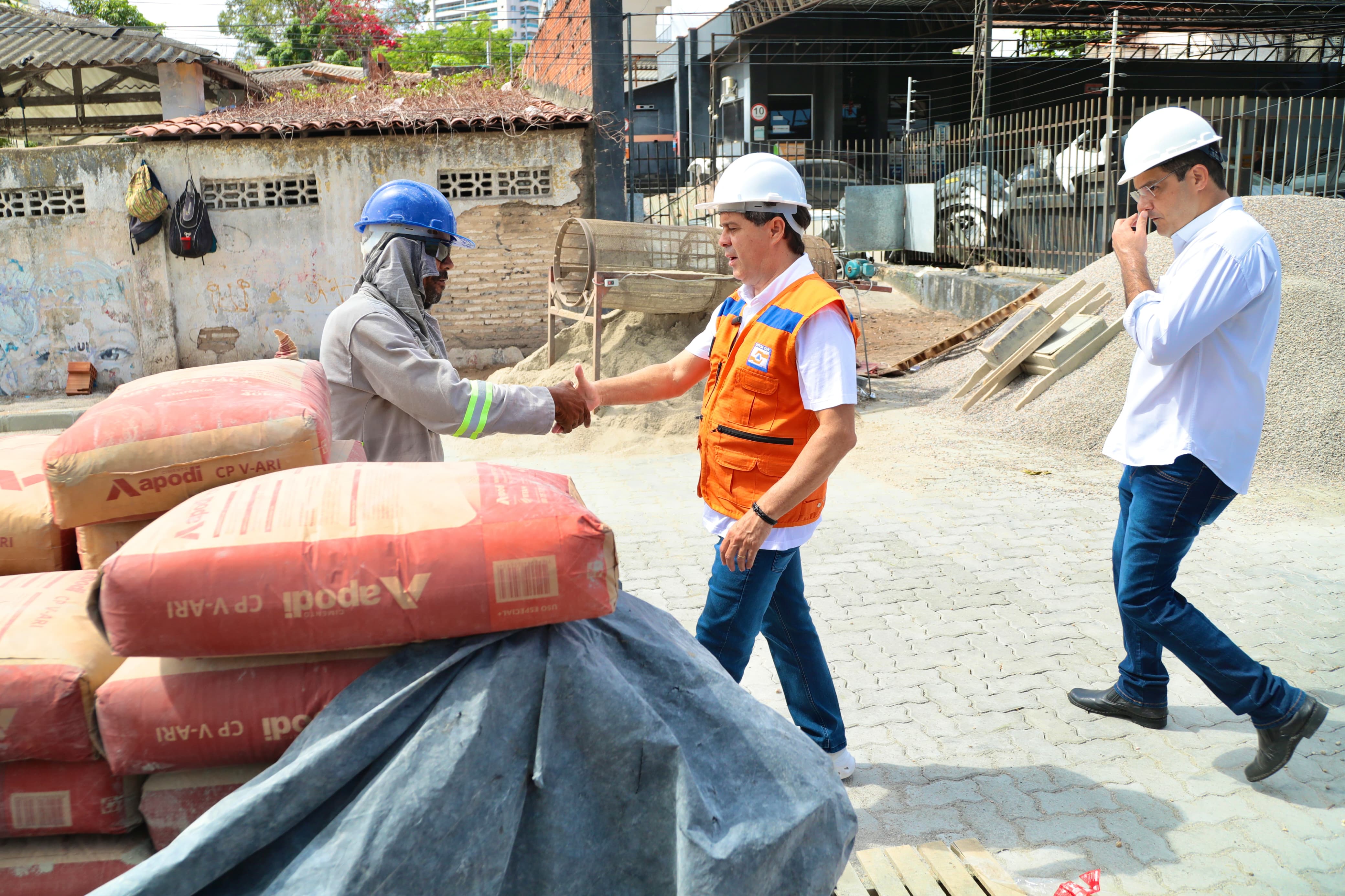 prefeito cumprimenta um operário em uma obra