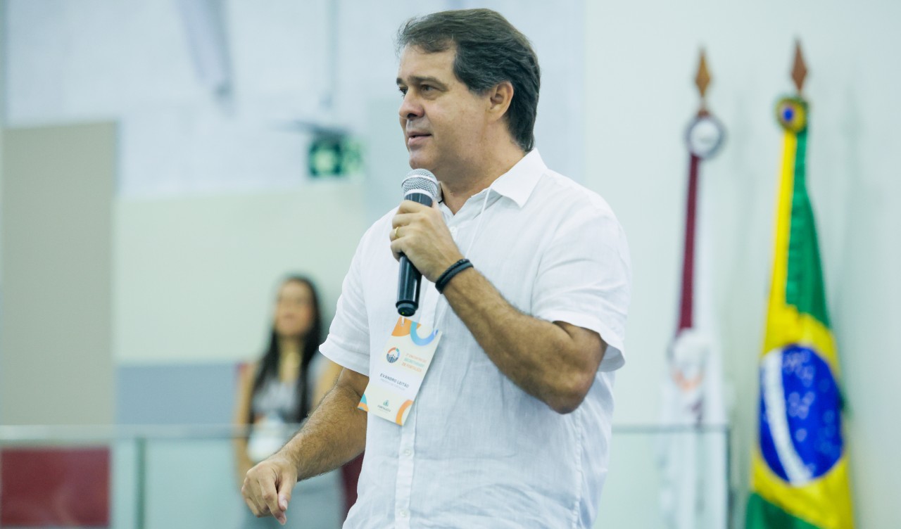 prefeito Evandro falando ao microfone