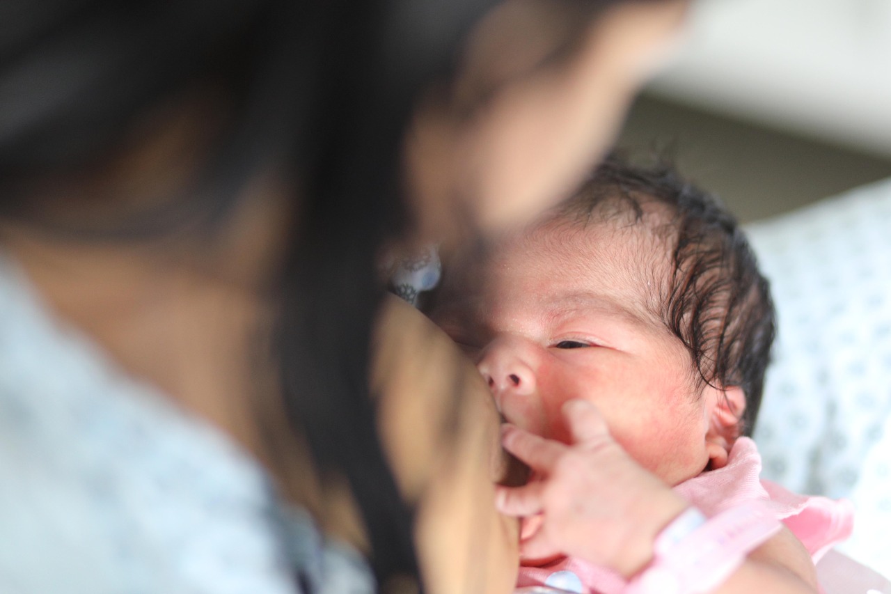 mulher amamentando um bebê