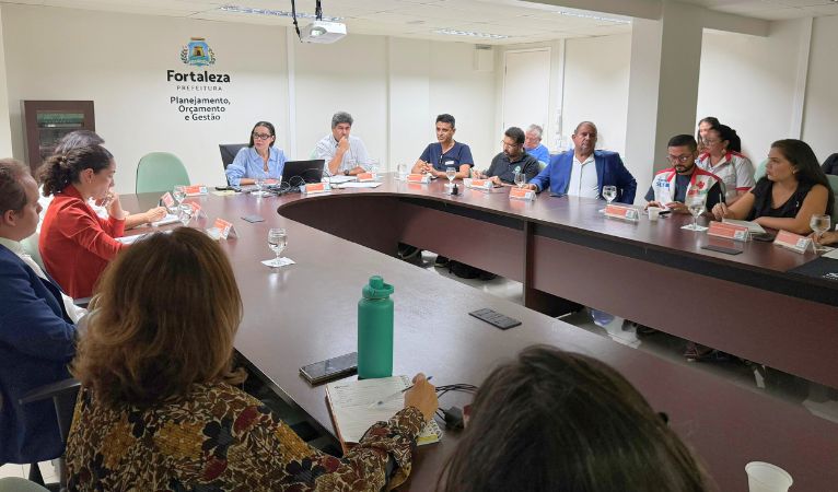 sala de reunião com um grupo de pessoas