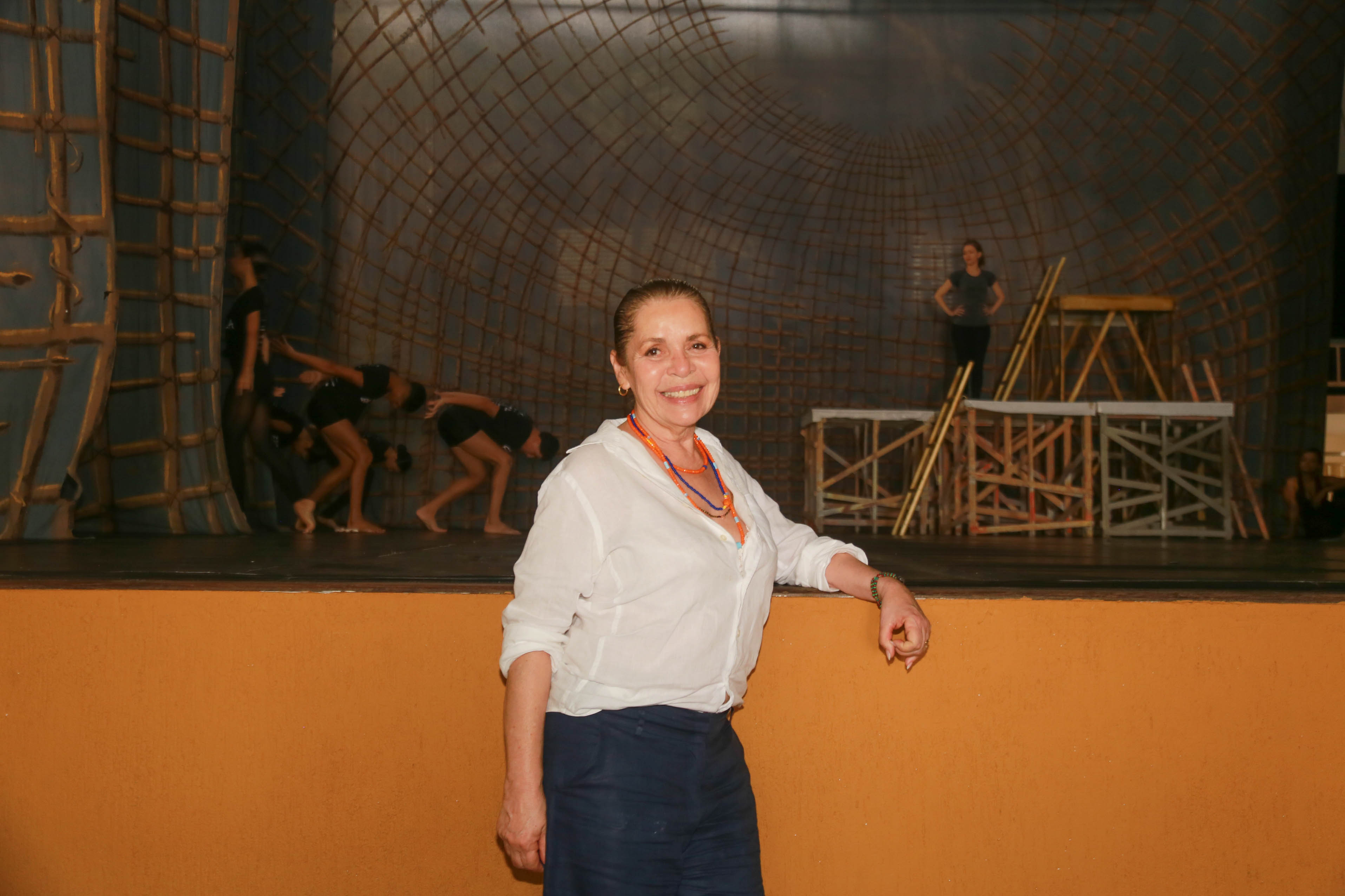 Dora Andrade posa para a foto no palco da Edisca