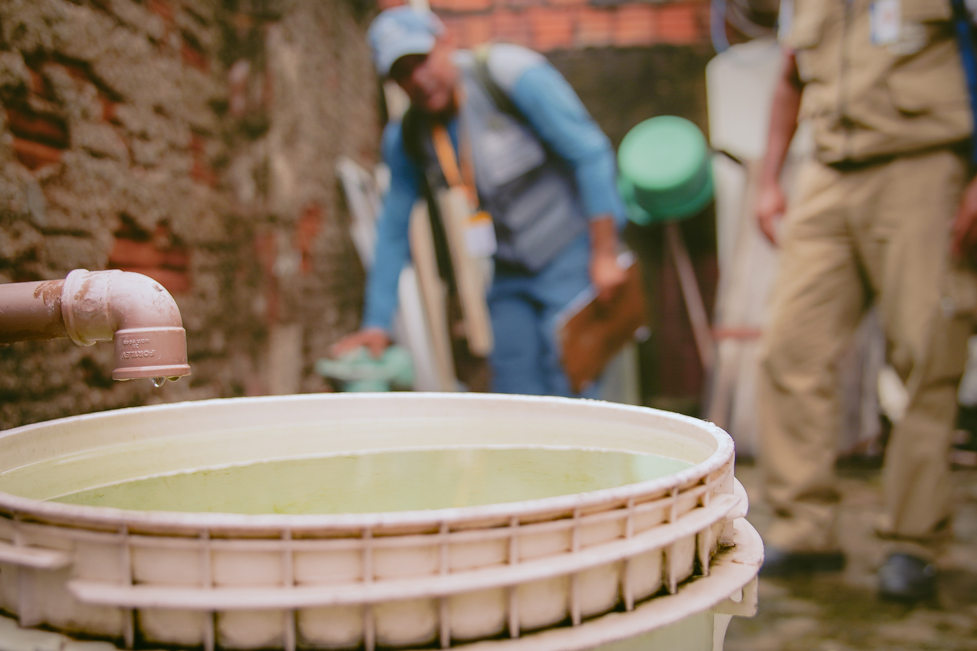 agente de saúde analisa uma cacimba