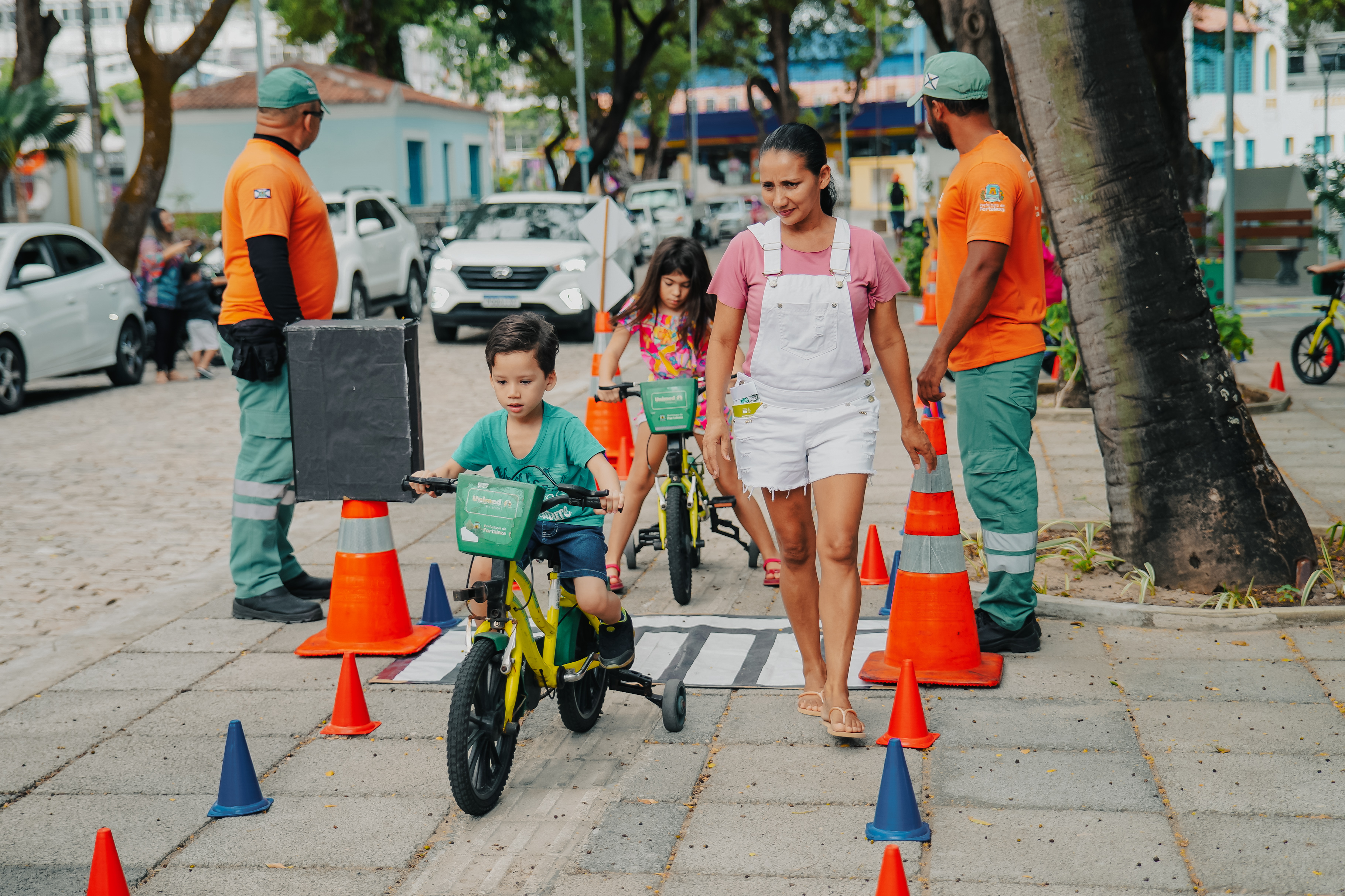 criança andando de bicicleta