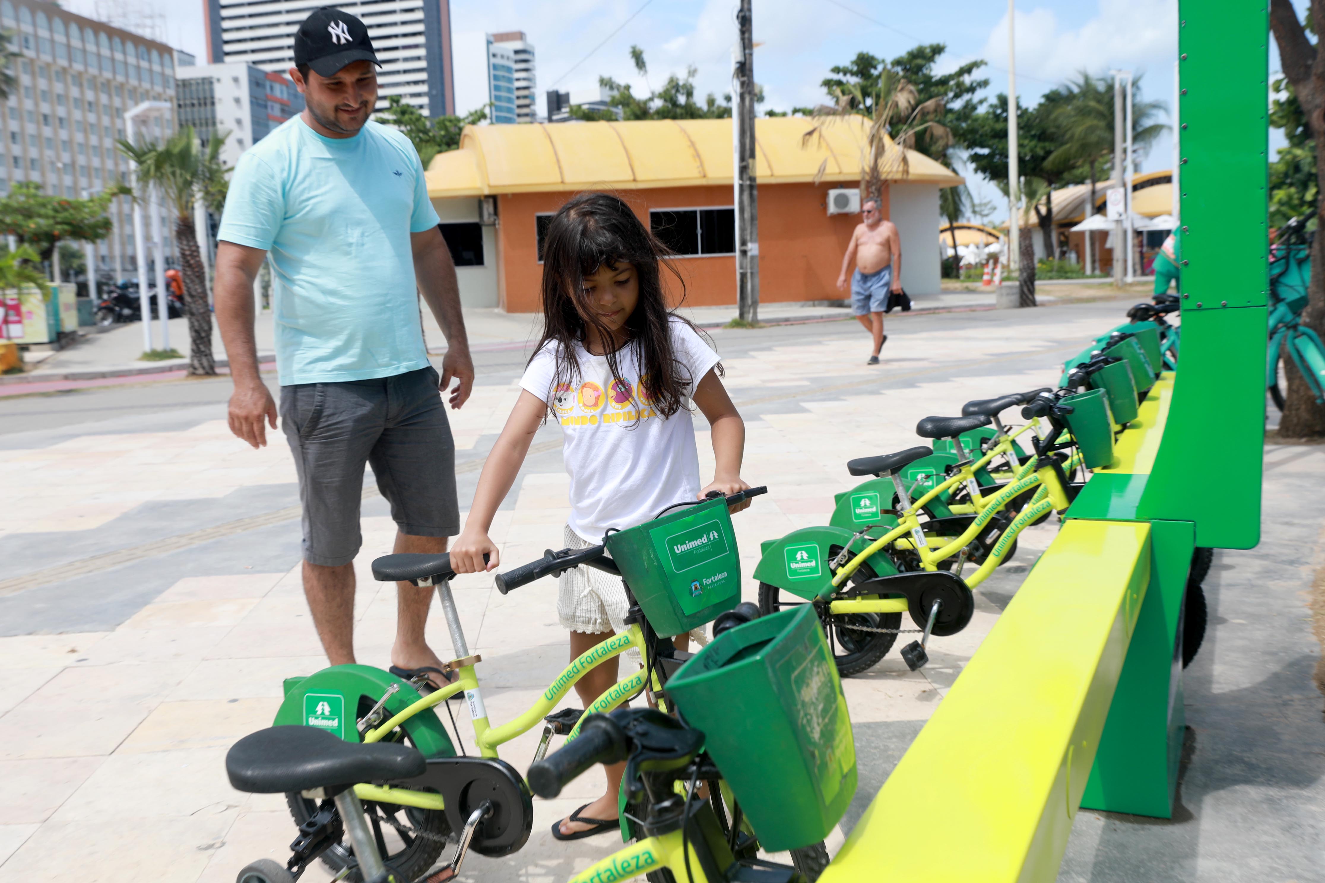 criança pegando uma bicicleta na estação do Mini Bicicletar