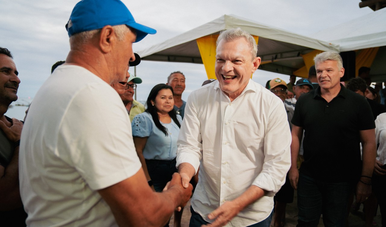 prefeito cumprimenta um homem