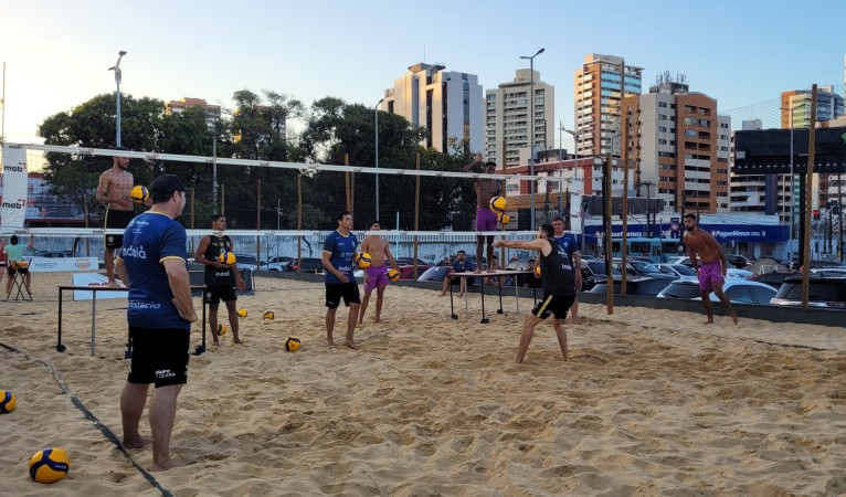 jogadores de vôlei numa quadra de areia