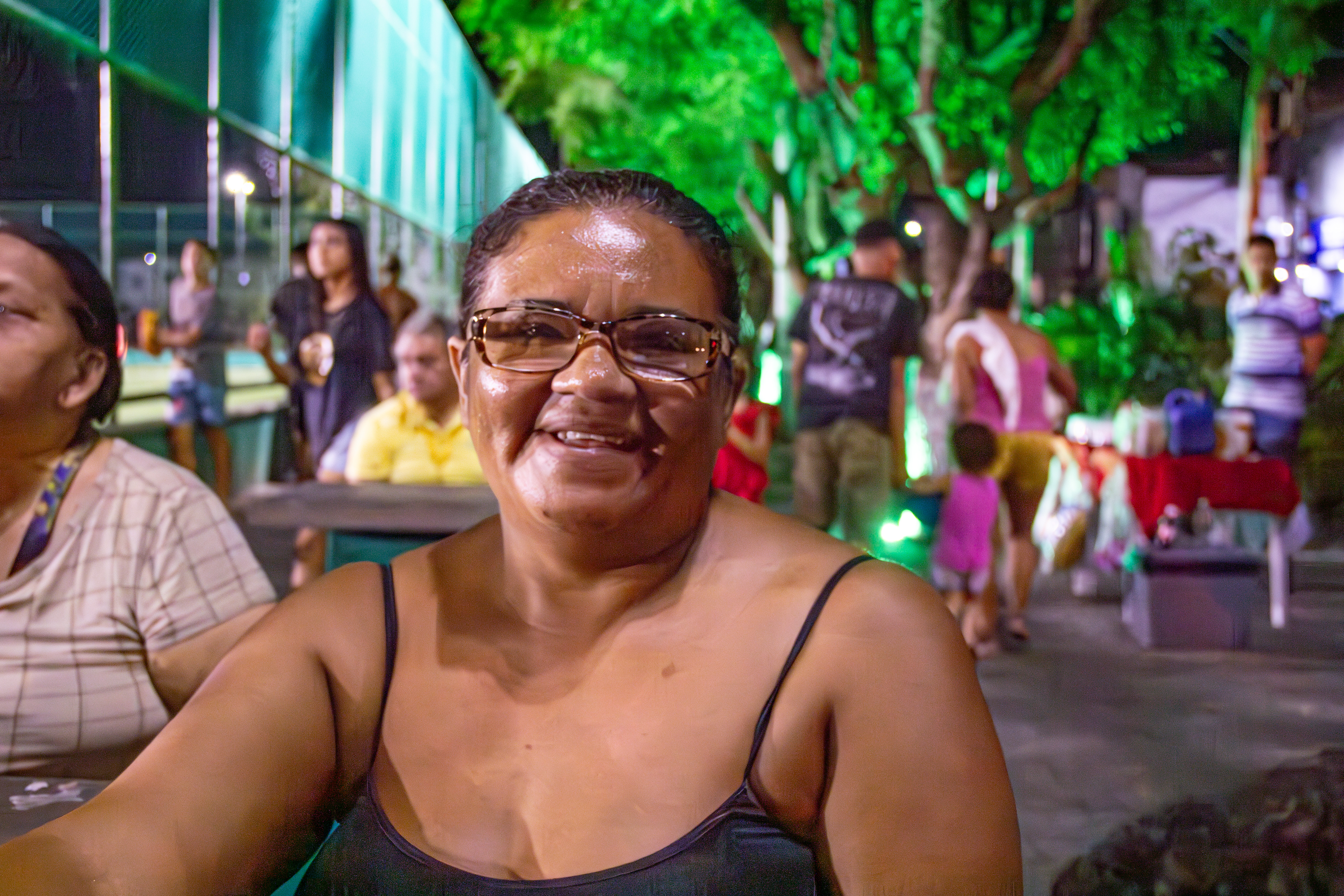 mulher de oculos na praça
