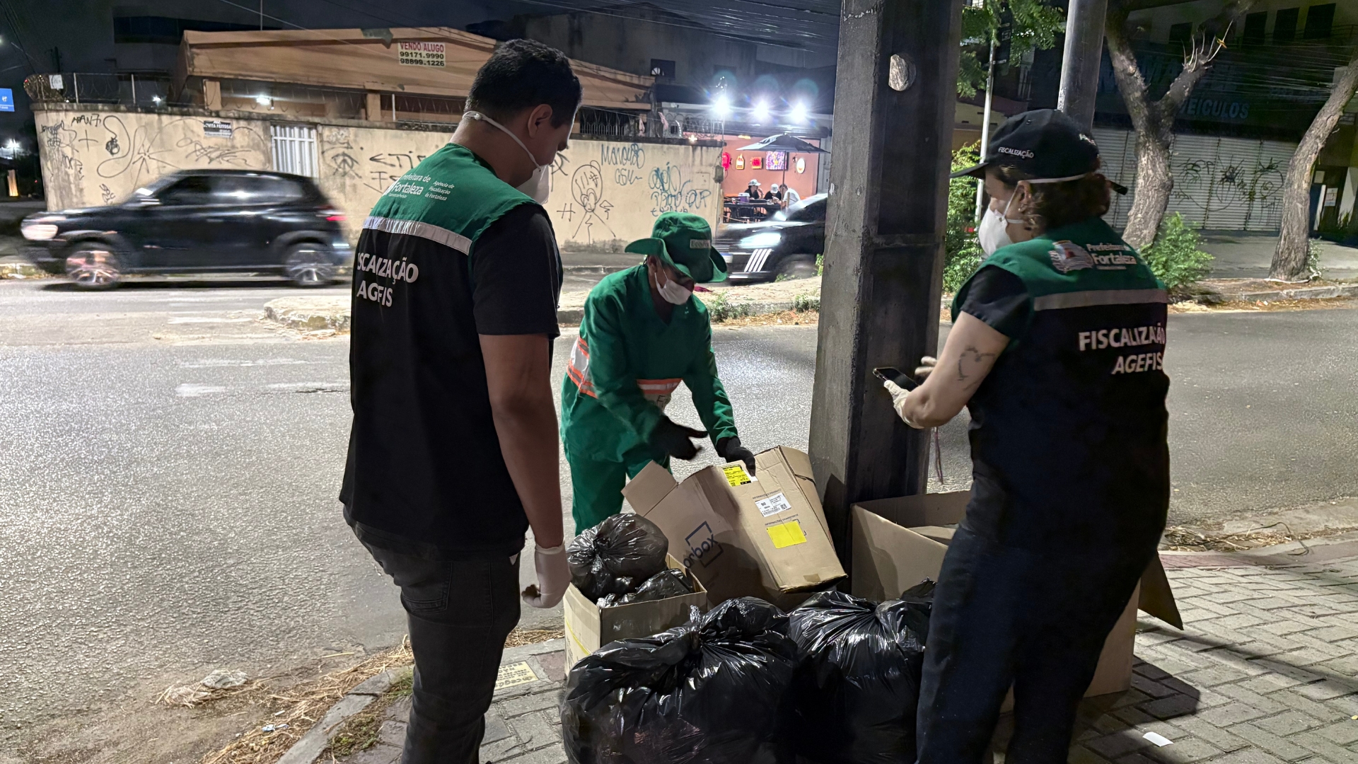 Agentes verificam ponto de lixo na Av. Jovita Feitosa