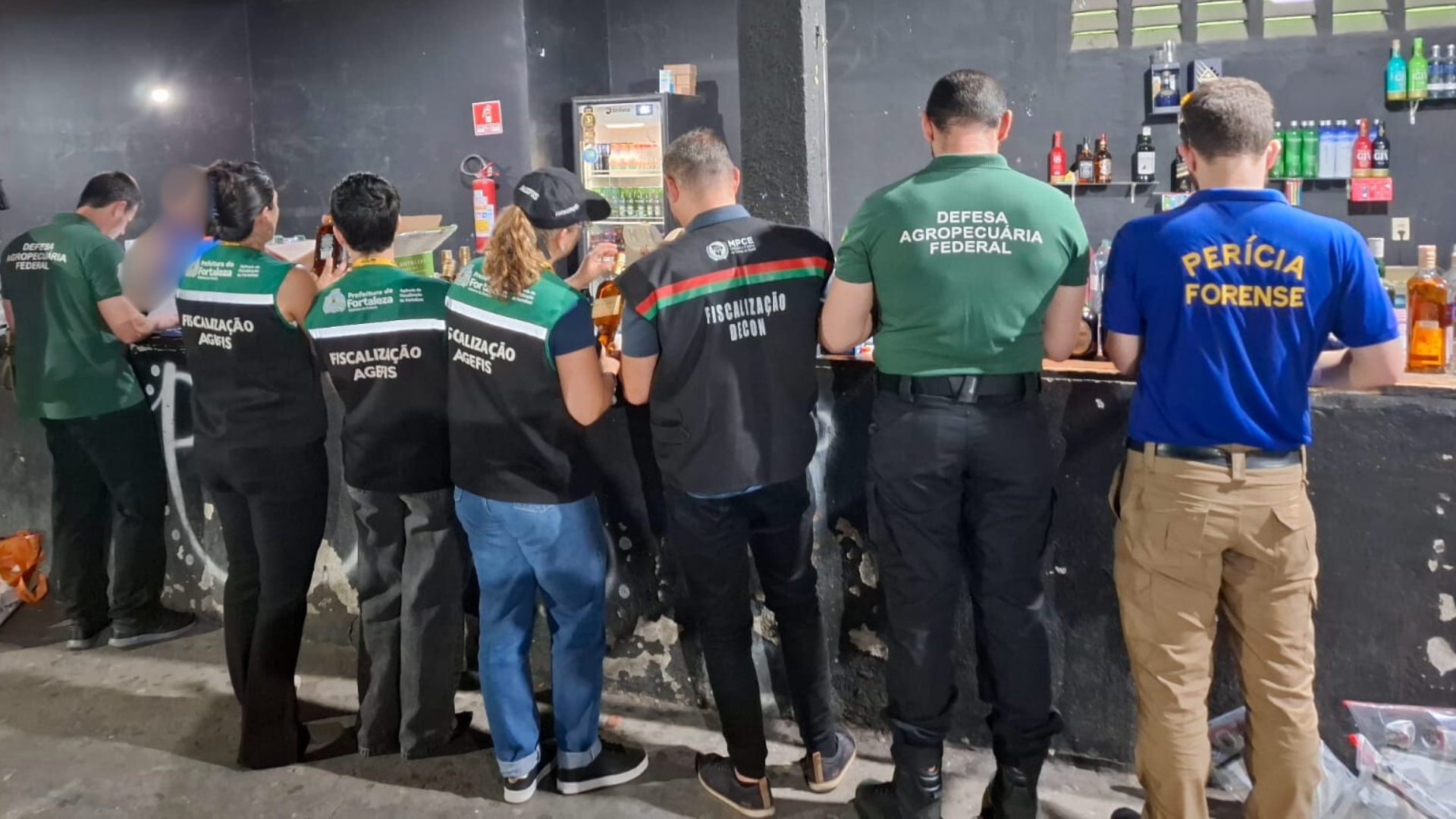 Agentes analisam bebidas de casa de eventos no bairro Henrique Jorge