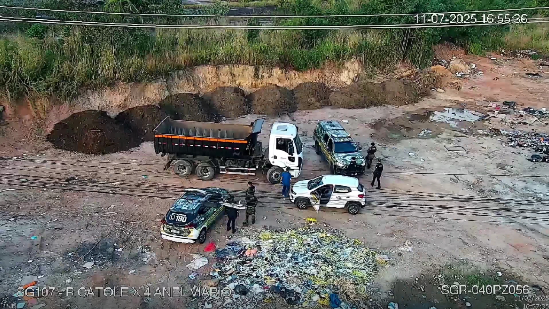 Imagem de uma câmera de videomonitoramento mostra momento em que caminhão é abordado por equipes da Agefis e Guarda Municipal após despejo irregular de resíduos de construção civil