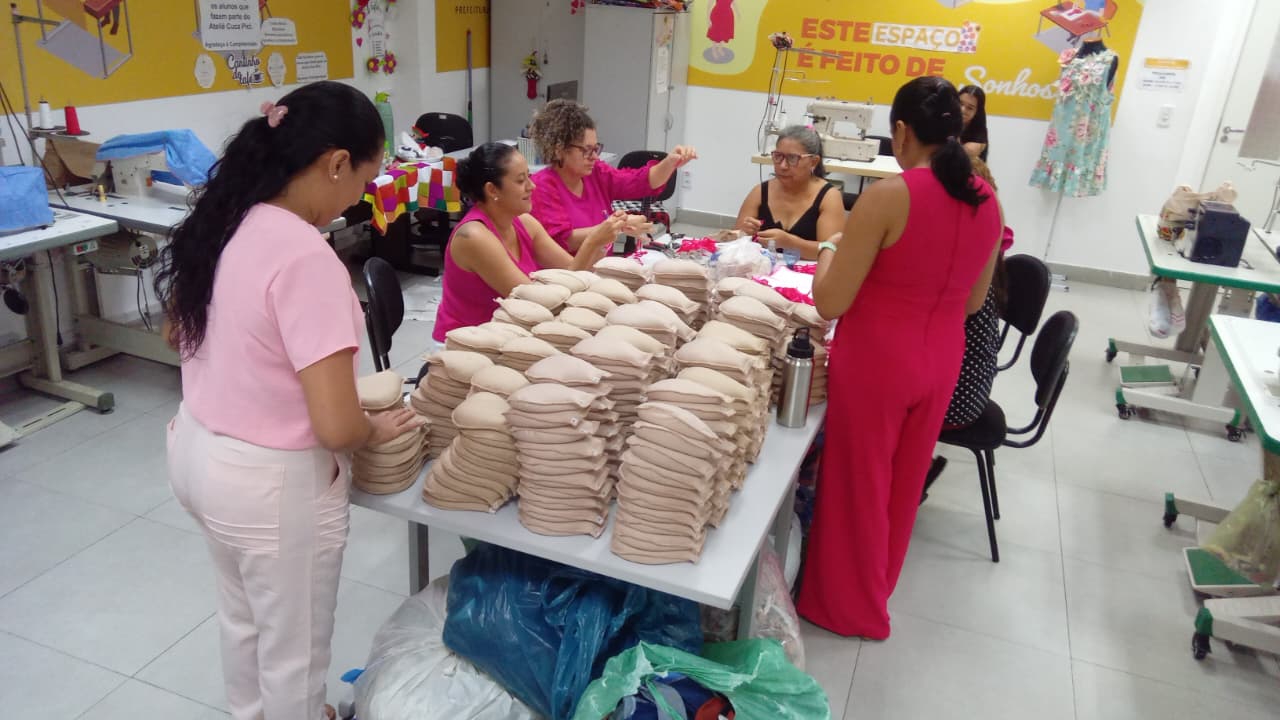 algumas mulheres e volta da mesa embalando