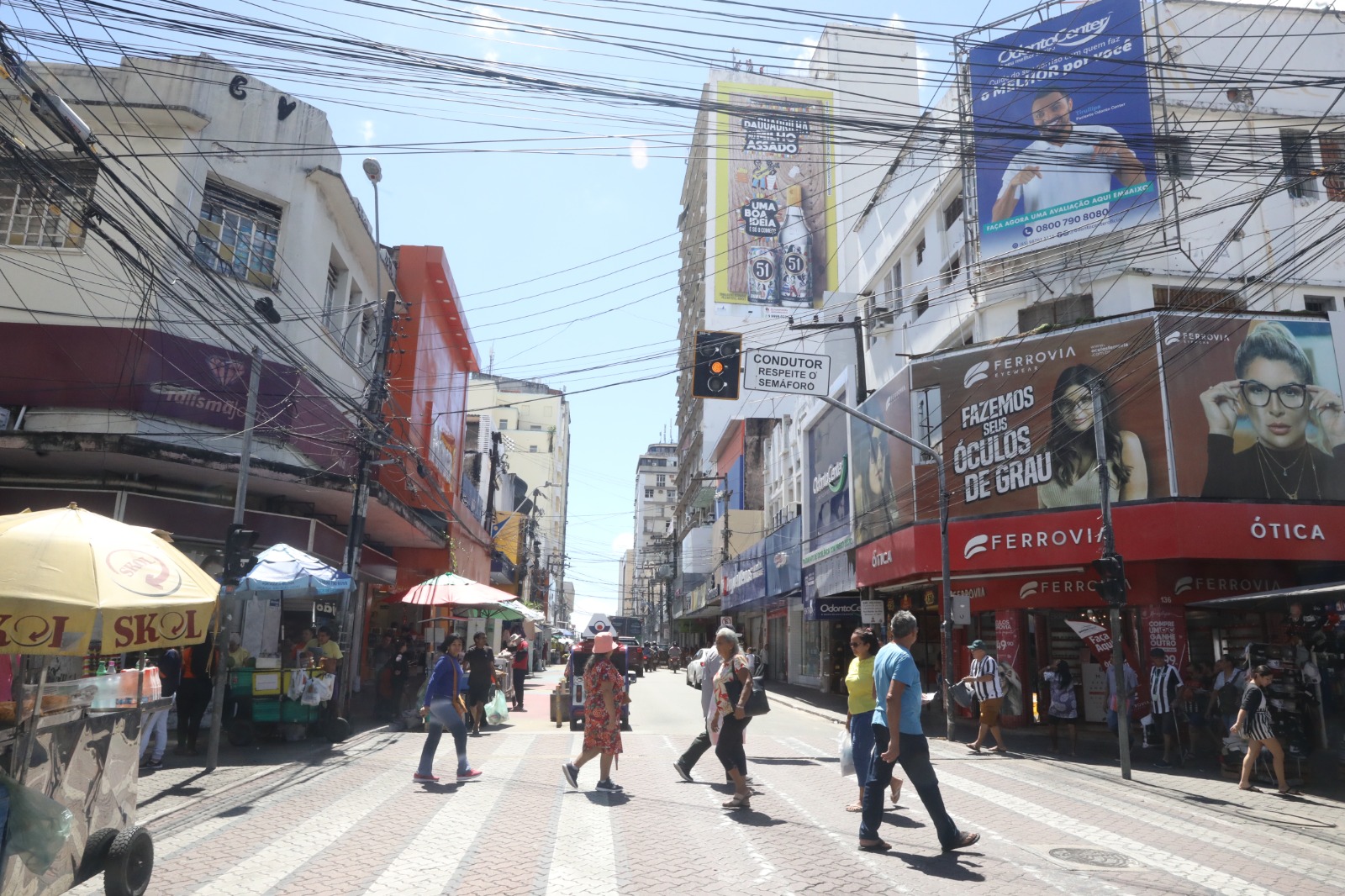 lojas no centro de Fortaleza com pessoas na rua