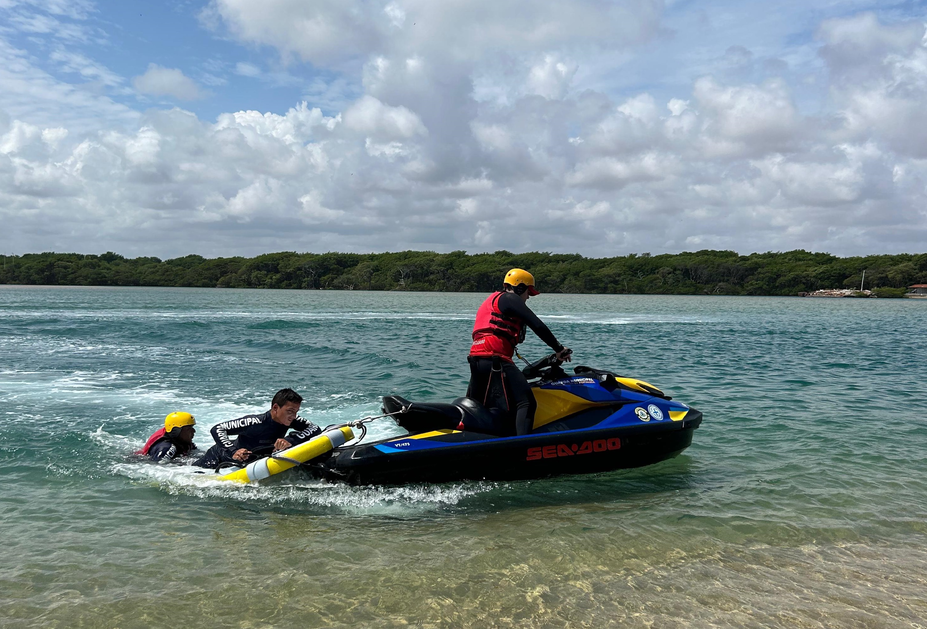 Guardas vidas realizando simulação de resgate com a moto aquática 