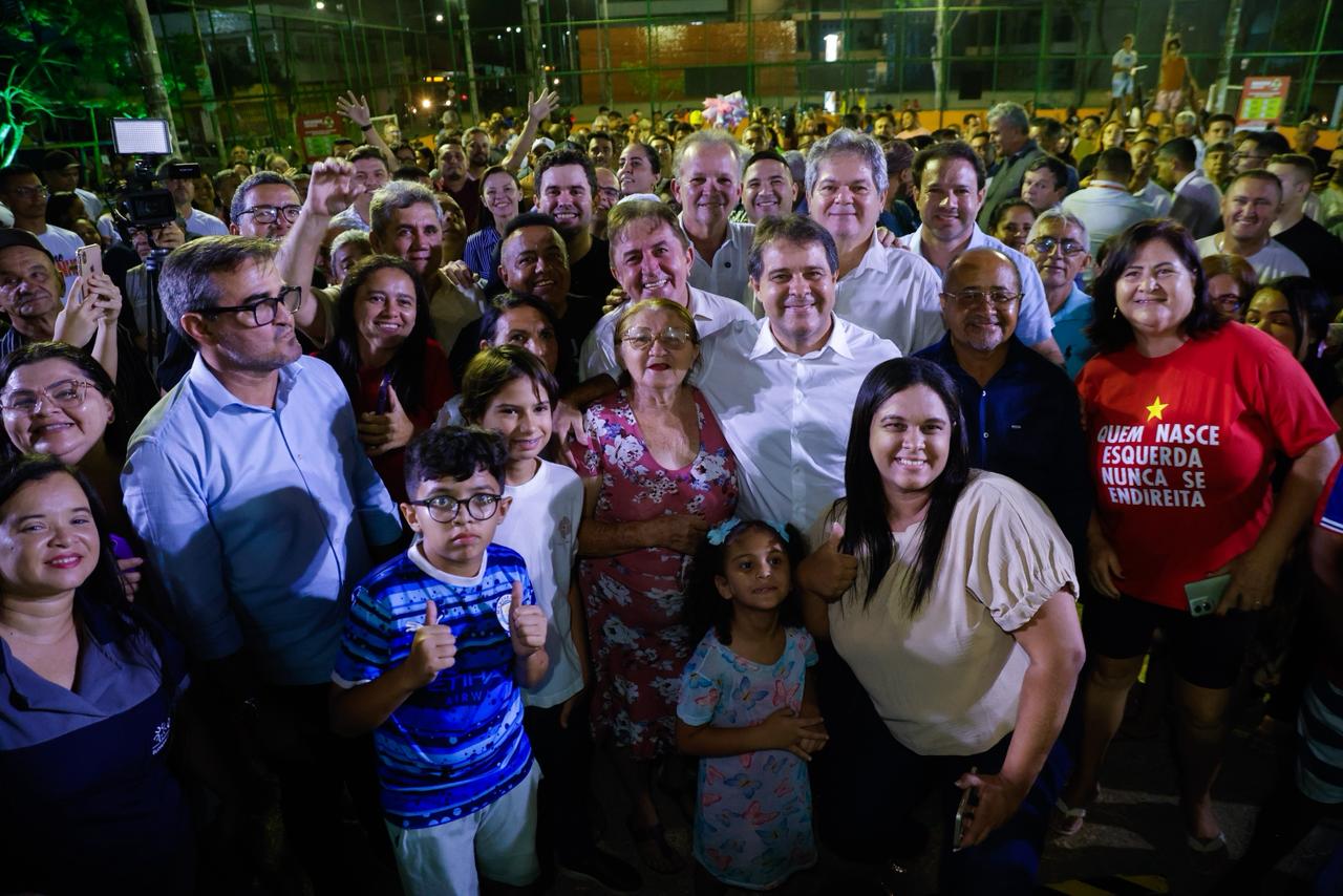 A imagem mostra o prefeito Evandro Leitão rodeado de pessoas na praça recém inaugurada