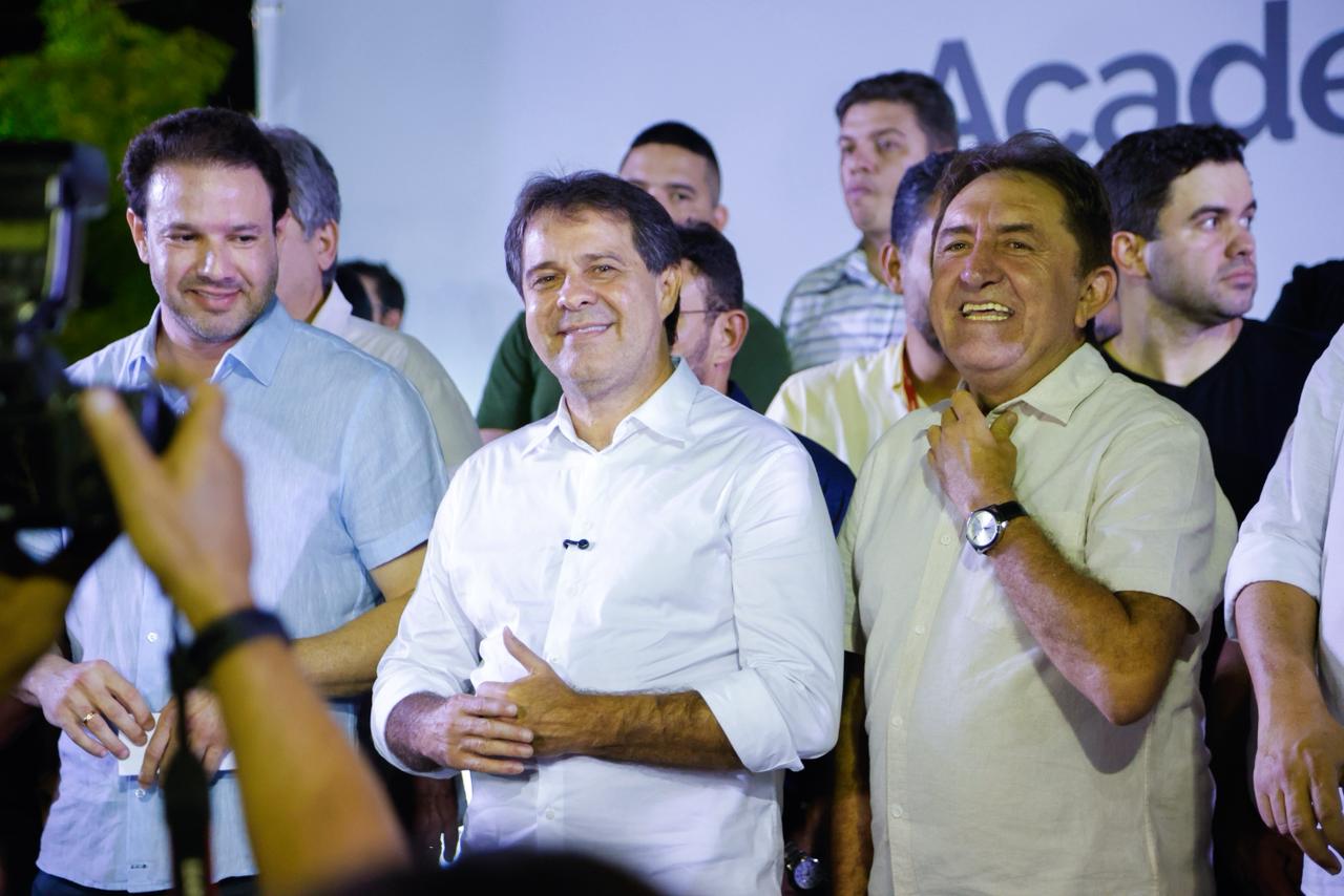 A imagem mostra o prefeito Evandro Leitão e apoiadores no palco do evento