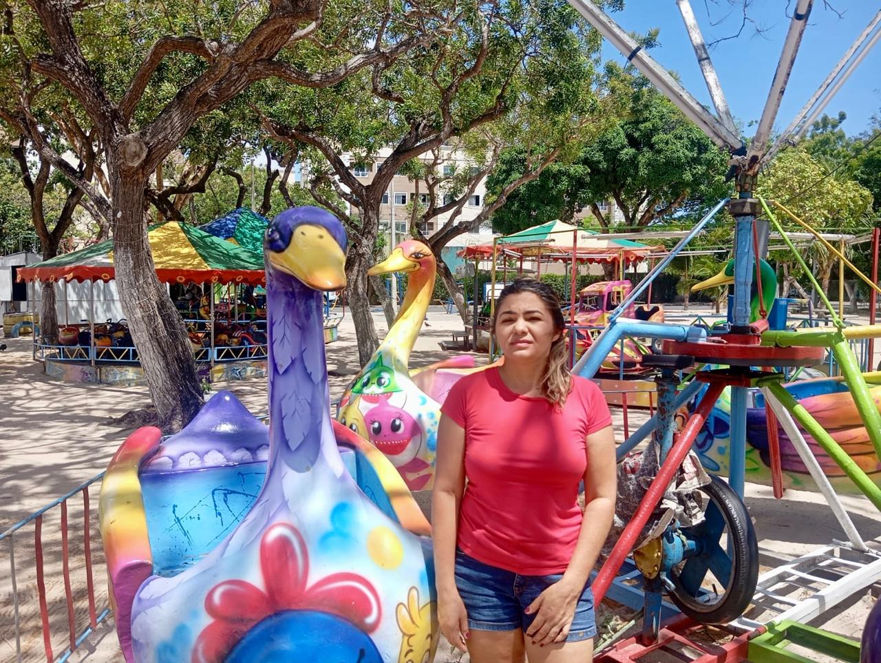 Permissinária da Praça Arthur Braga em frente a parquinho