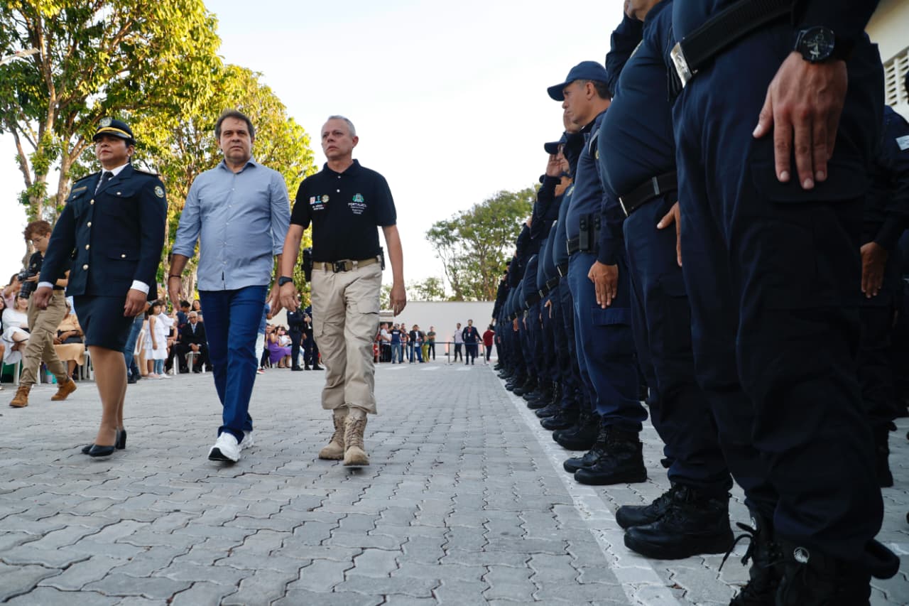Prefeito Evandro Leitão, cel Márcio Oliveira e inspetora Cristiane Correia passam em revista aos integrantes da Guarda Municipal 