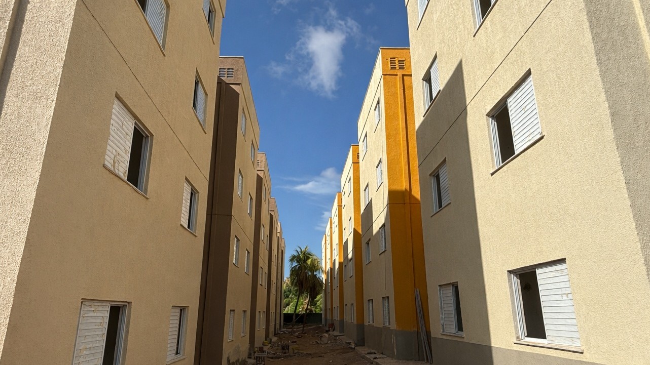 a foto mostra a fachada de dois blocos de residências do Minha Casa, Minha Vida