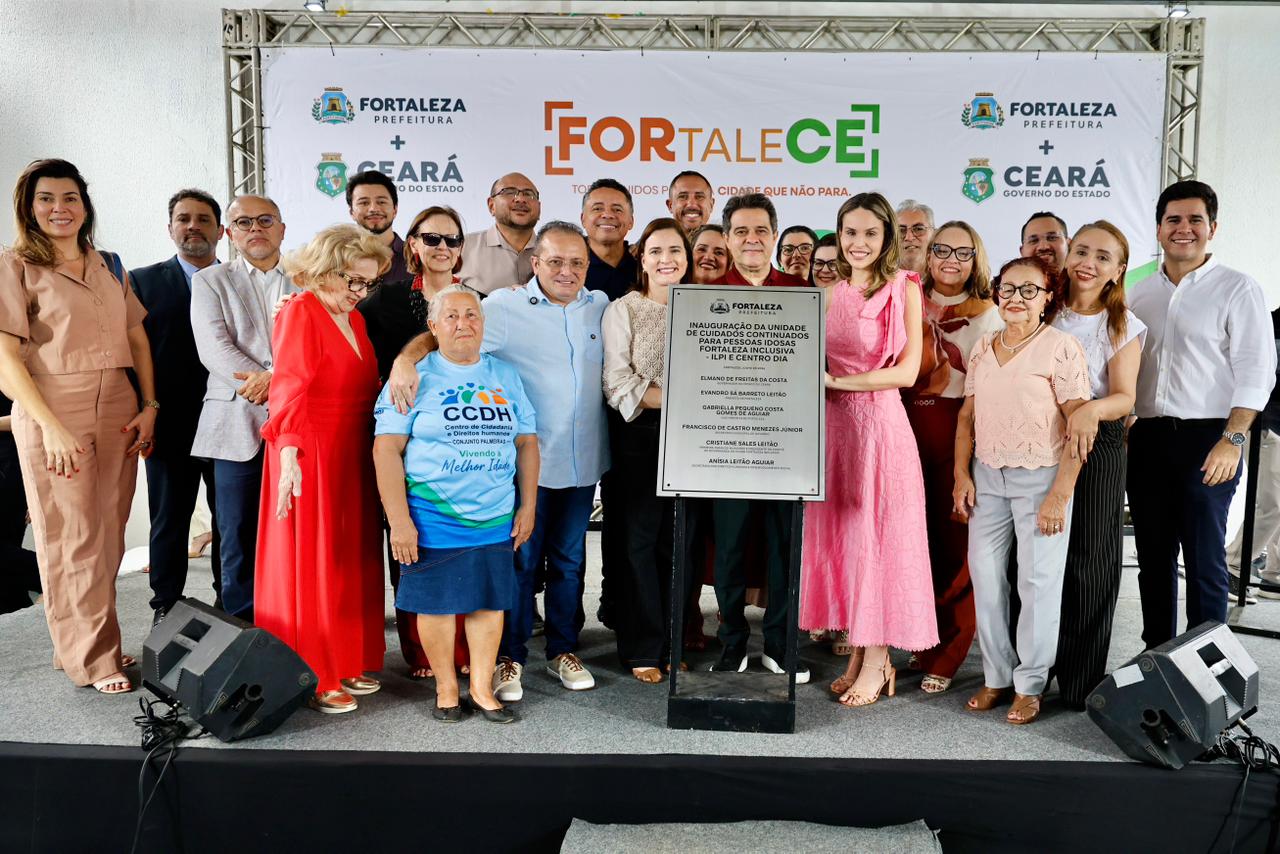 grupo de pessoas posa para a foto