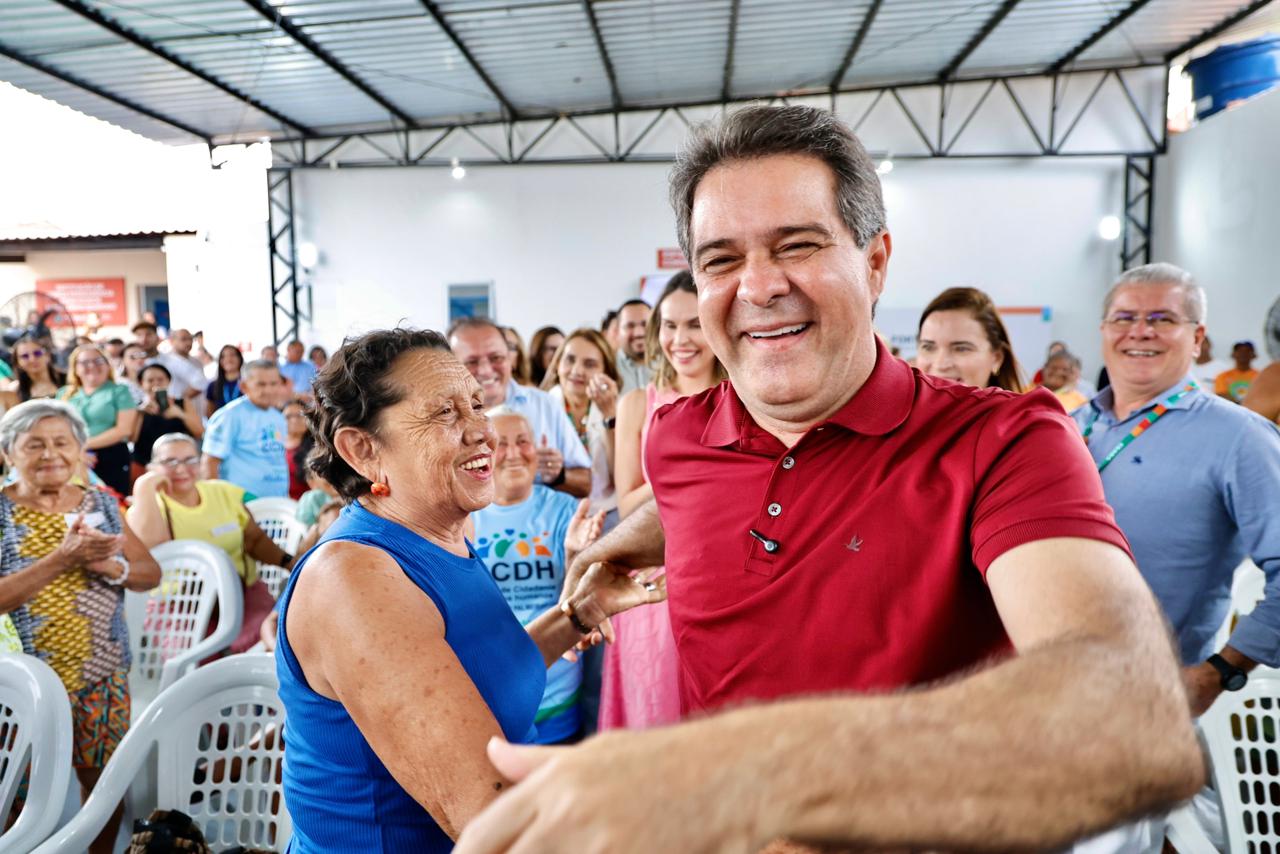 grupo de pessoas posa para a foto