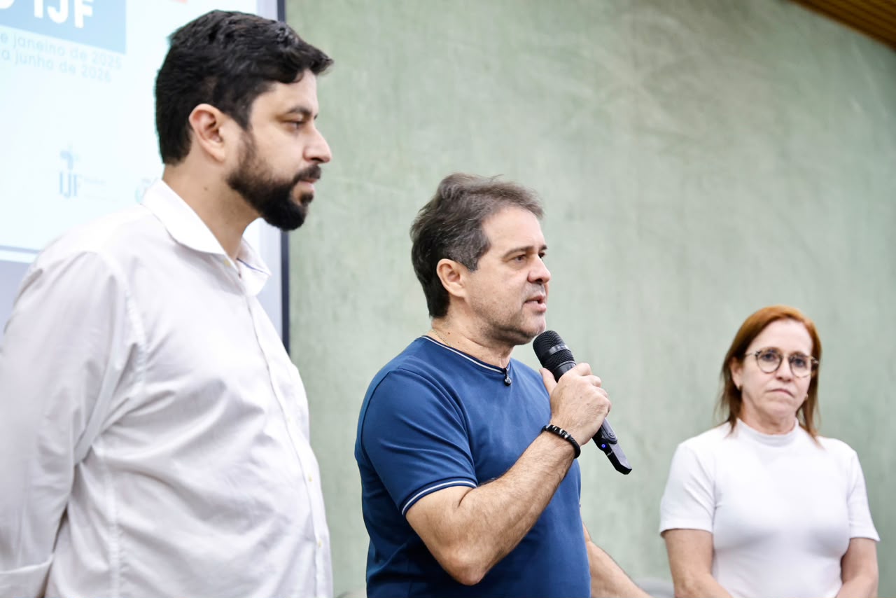 O prefeito Evandro Leitão fala ao microfone durante o evento, apresentando o balanço