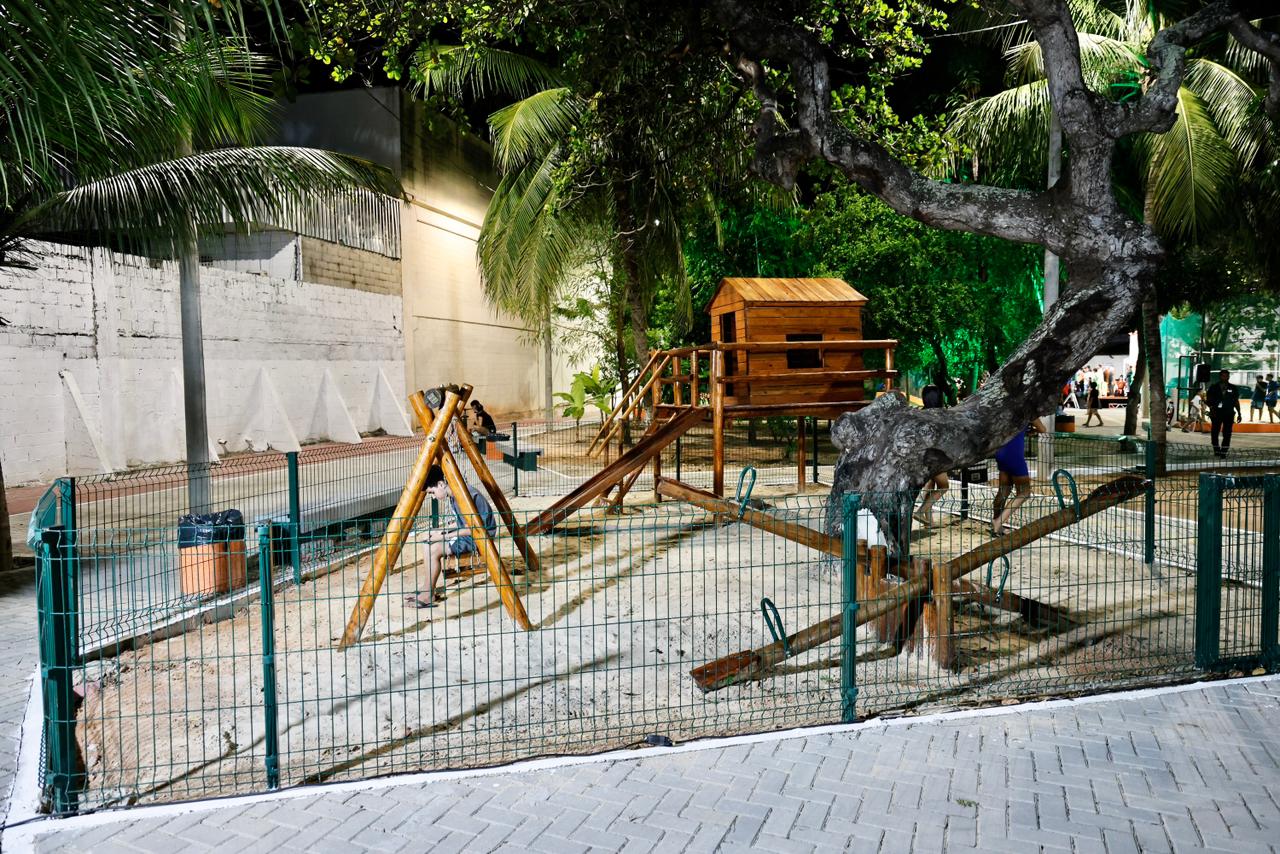 A foto mostra o parquinho da praça Durval Aires de Menezes
