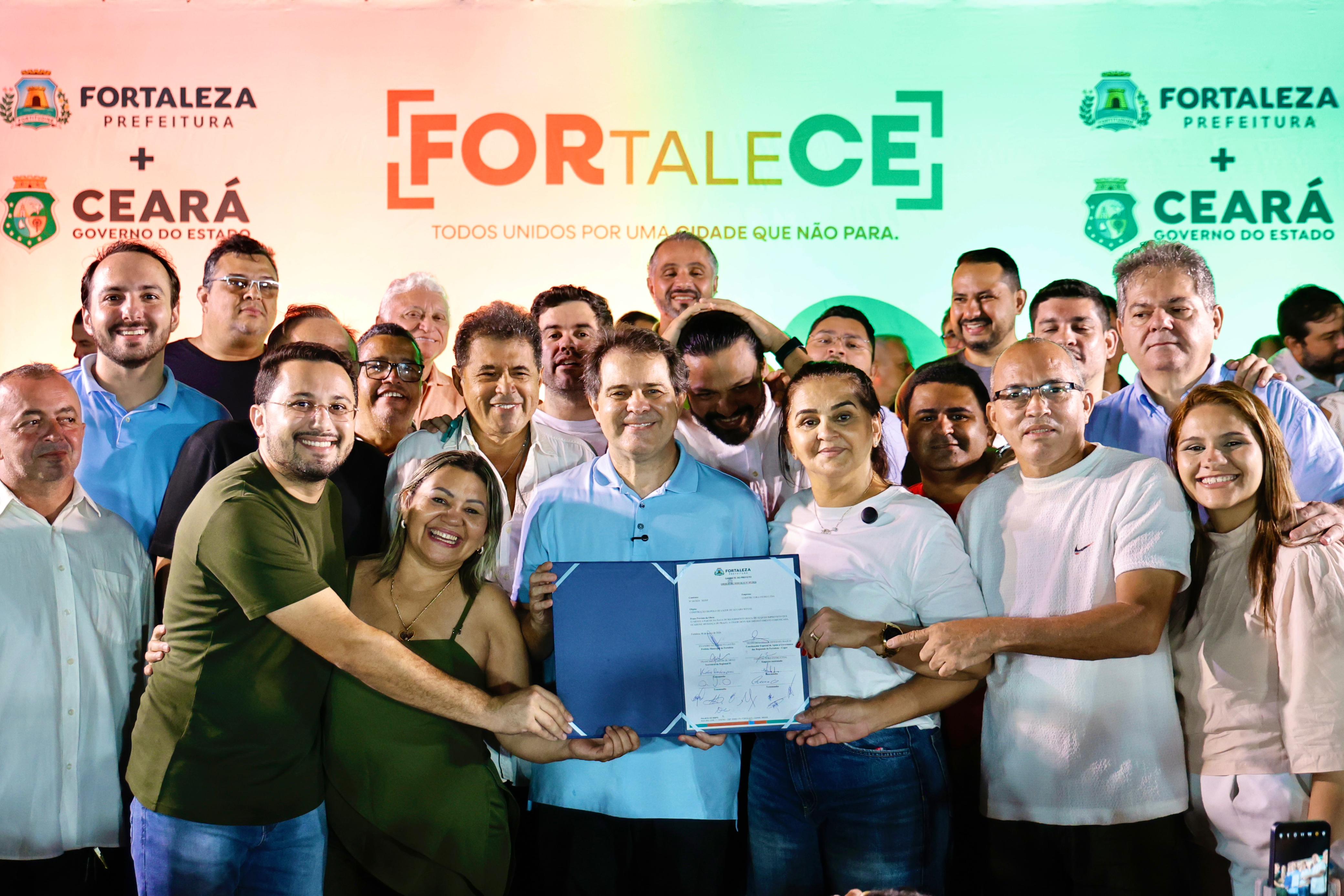 Prefeito Evandro Leitão e apoiadores posam para a foto mostrando a Ordem de Serviço da construção do Polo de Lazer assinada por eles