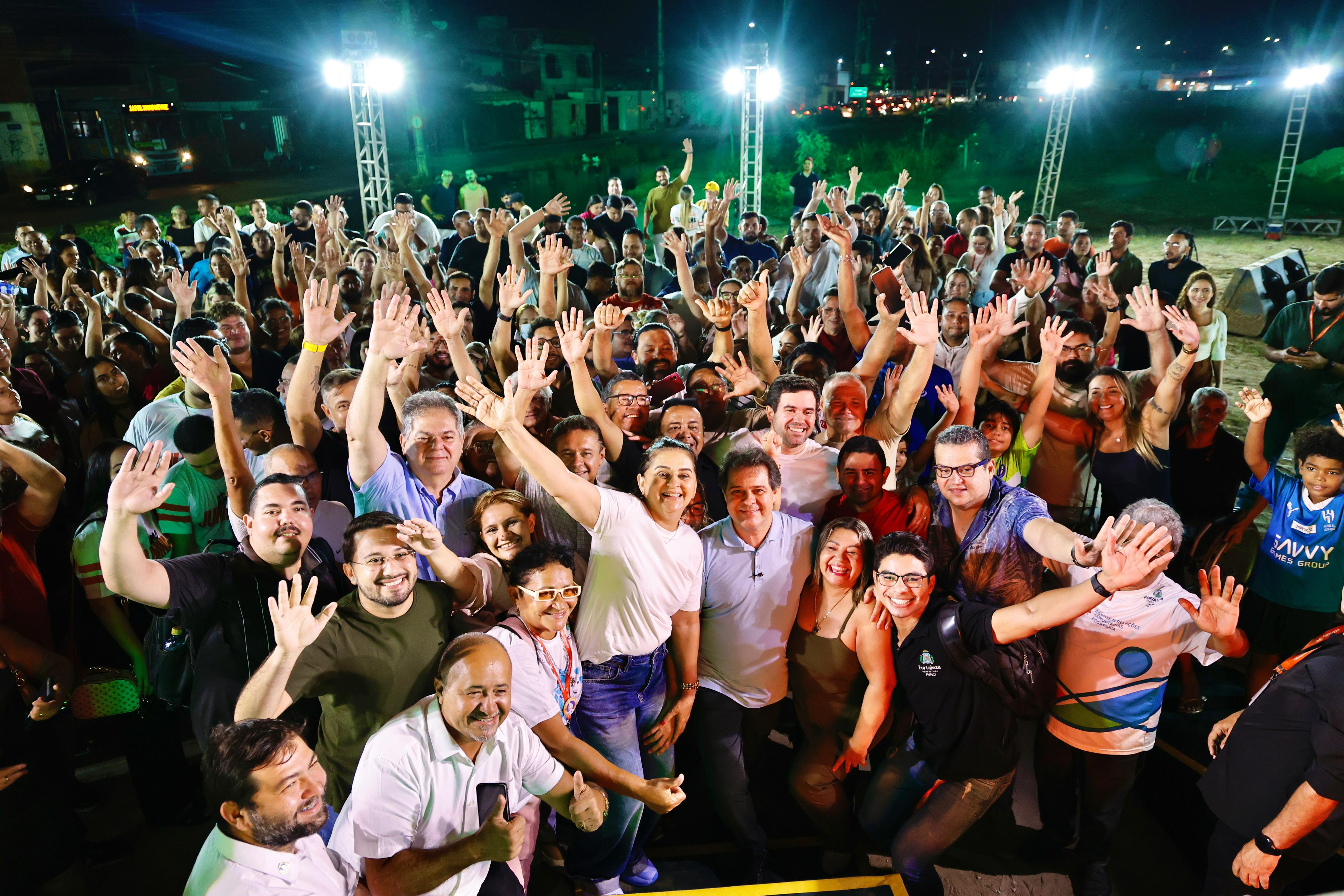 A imagem mostra a multidão que estava presente no evento posando para uma foto junto com o prefeito Evandro Leitão. 