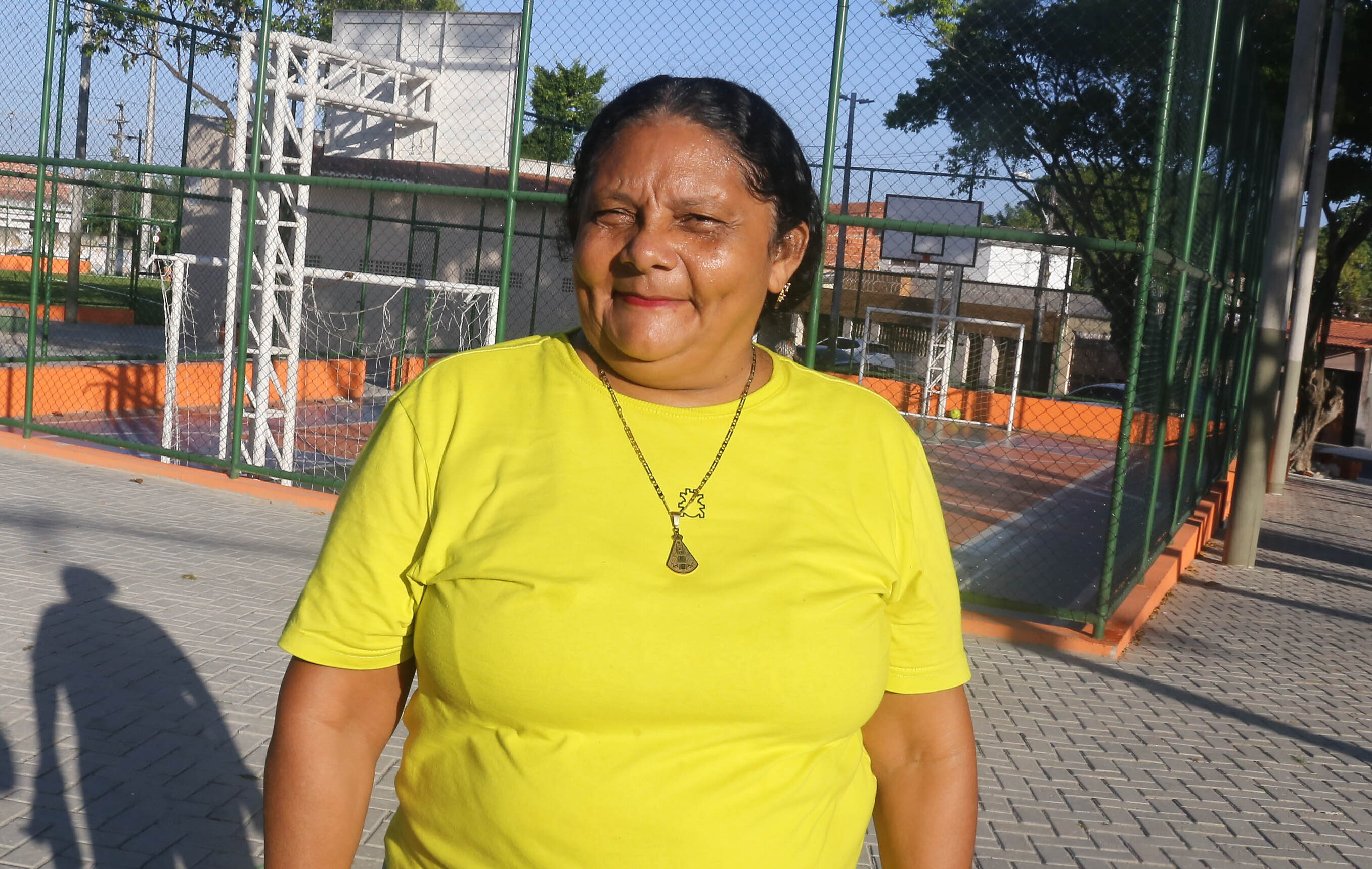 A dona de casa Antônia Regiane Tavares posa para a foto diante da praça