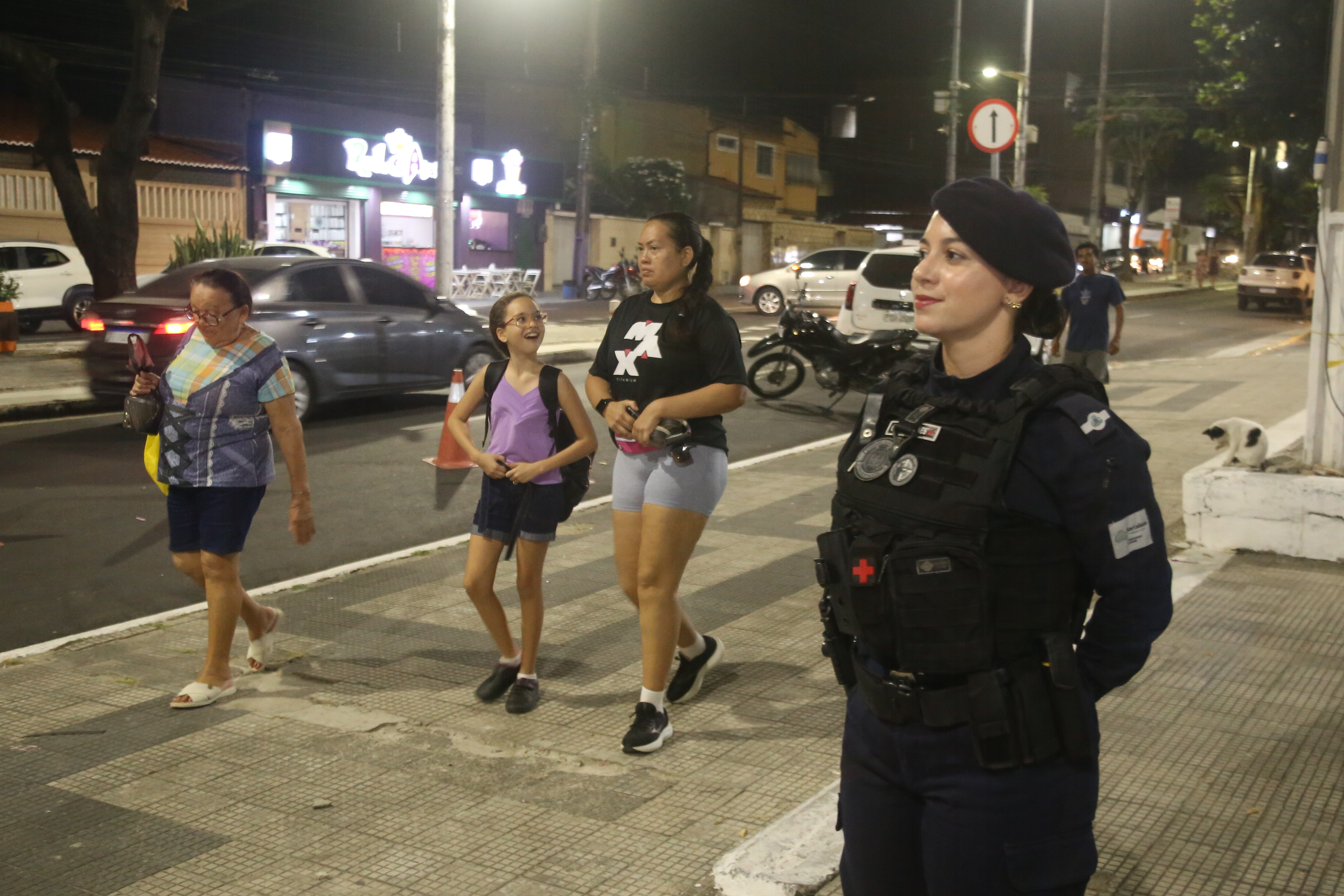 Integrante da unidade 01 dos Pelotões, localizada na Praça do Polar, a guarda Erica Magalhães posa para a foto perto de transeuntes