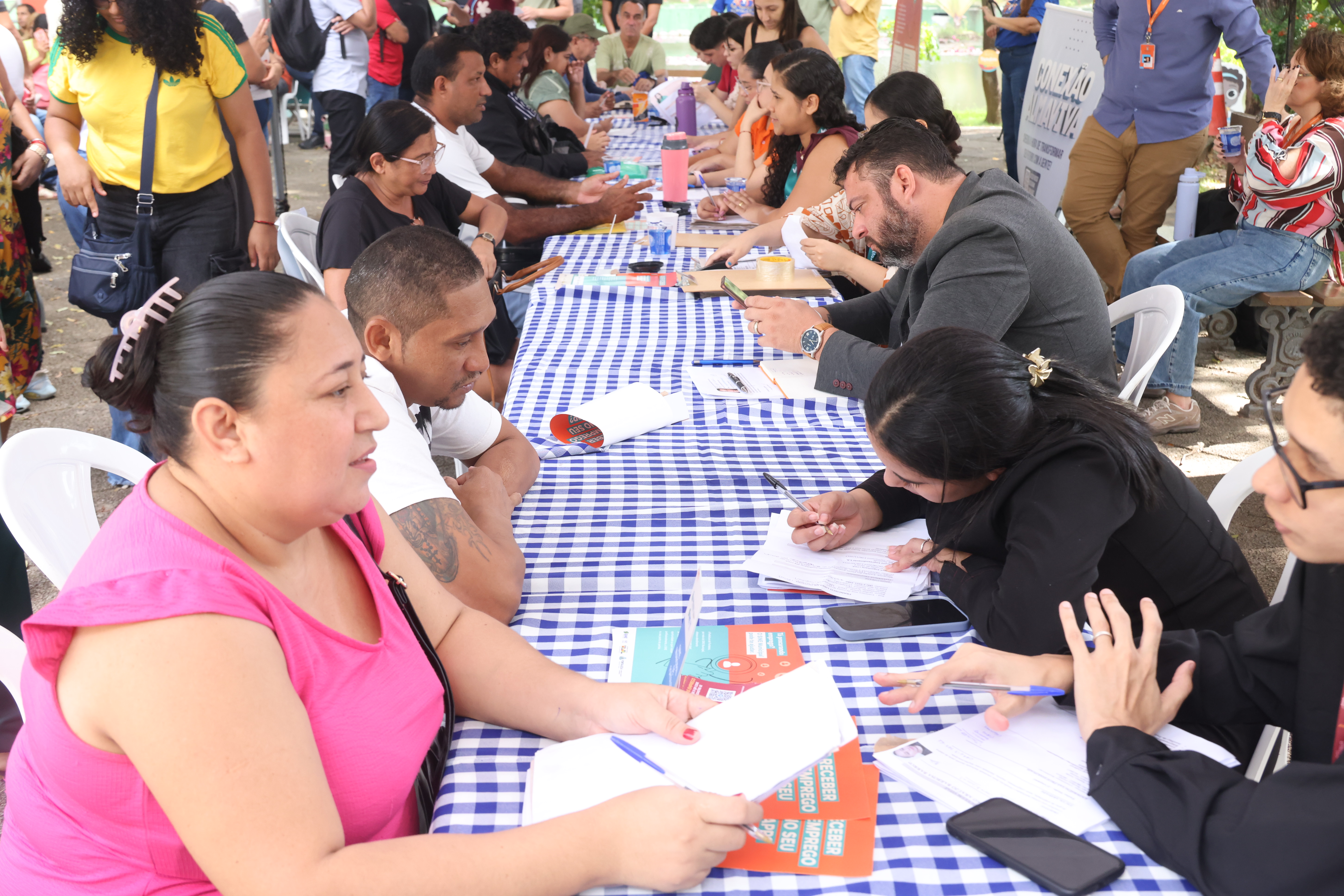 pessoas sentadas com documentos na mesa