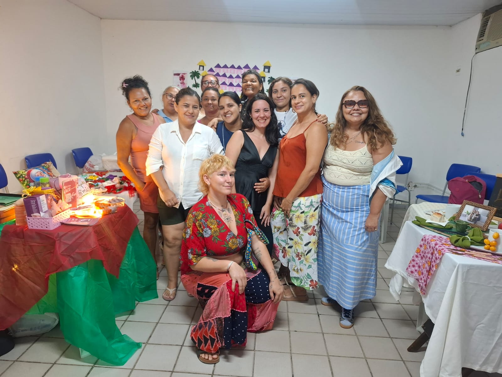 pessoas ao lado de mesas com produtos de artesanato