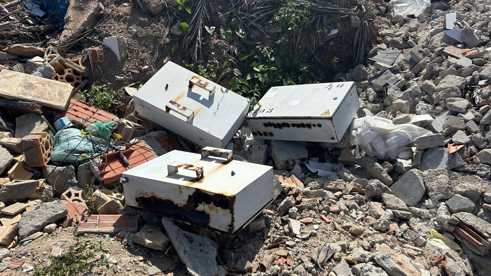 Caixas metálicas utilizadas em sistemas de medição e distribuição de energia elétrica no terreno