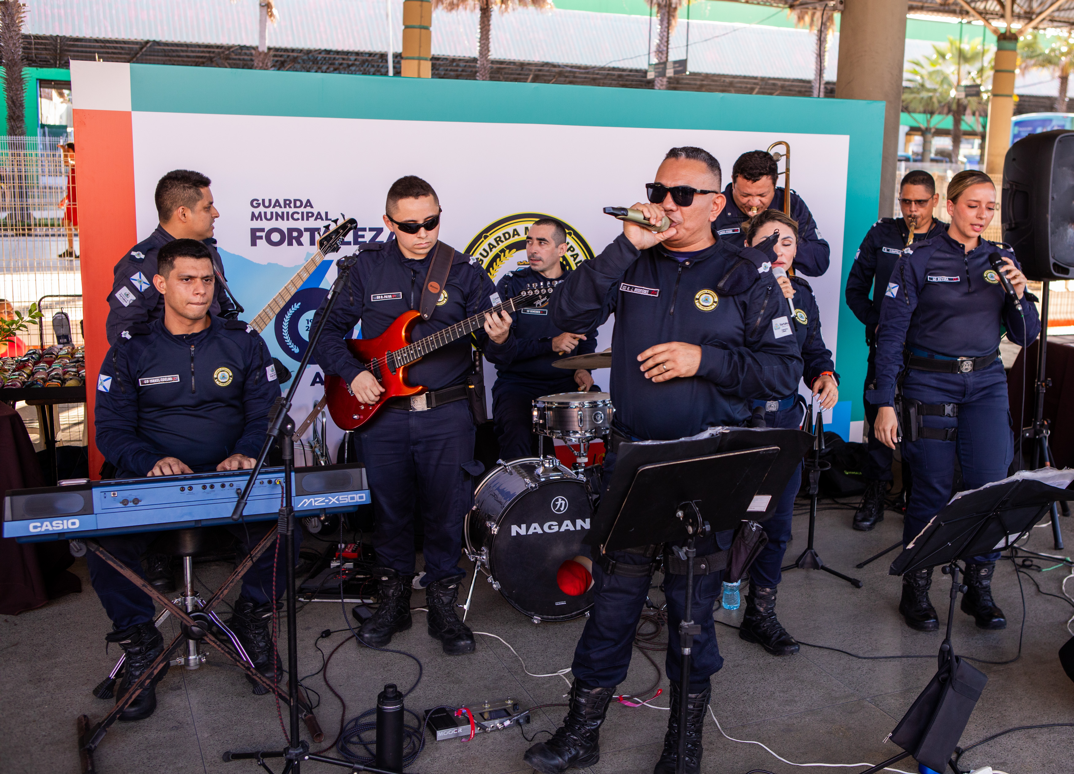 Banda da Guarda Municipal cantando no terminal de ônibus 