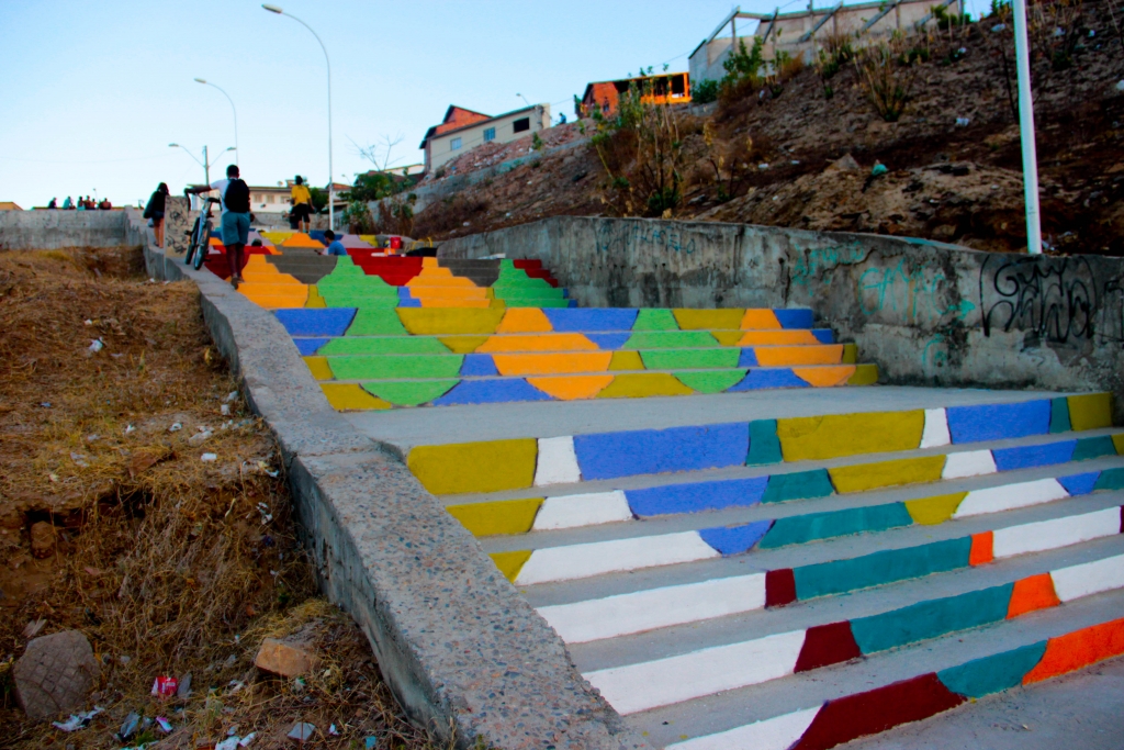 Os artistas plásticos do bairro, se uniram aos moradores e pintaram os degraus, formando o desenho de escamas coloridas (Sheyla Castelo Branco)
