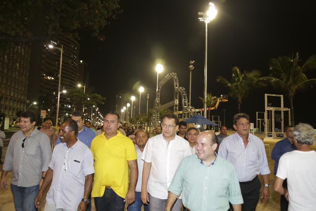 Para o prefeito Roberto Cláudio, esta nova iluminação irá transformar todo o visual da Praia de Iracema (Foto: Thiago Gaspar)