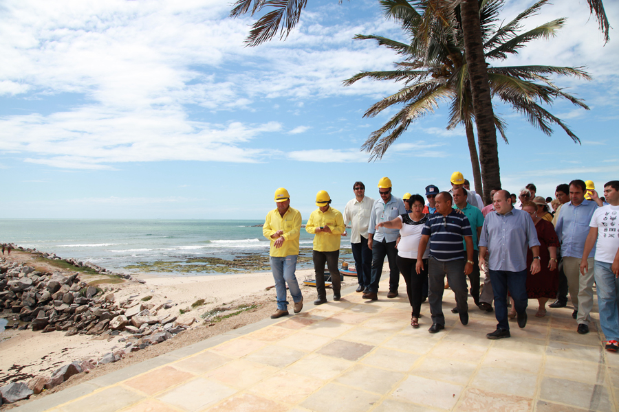 O prefeito verificou a segunda etapa das obras de urbanização e paisagismo do Vila do Mar (Foto: Queiroz Netto)