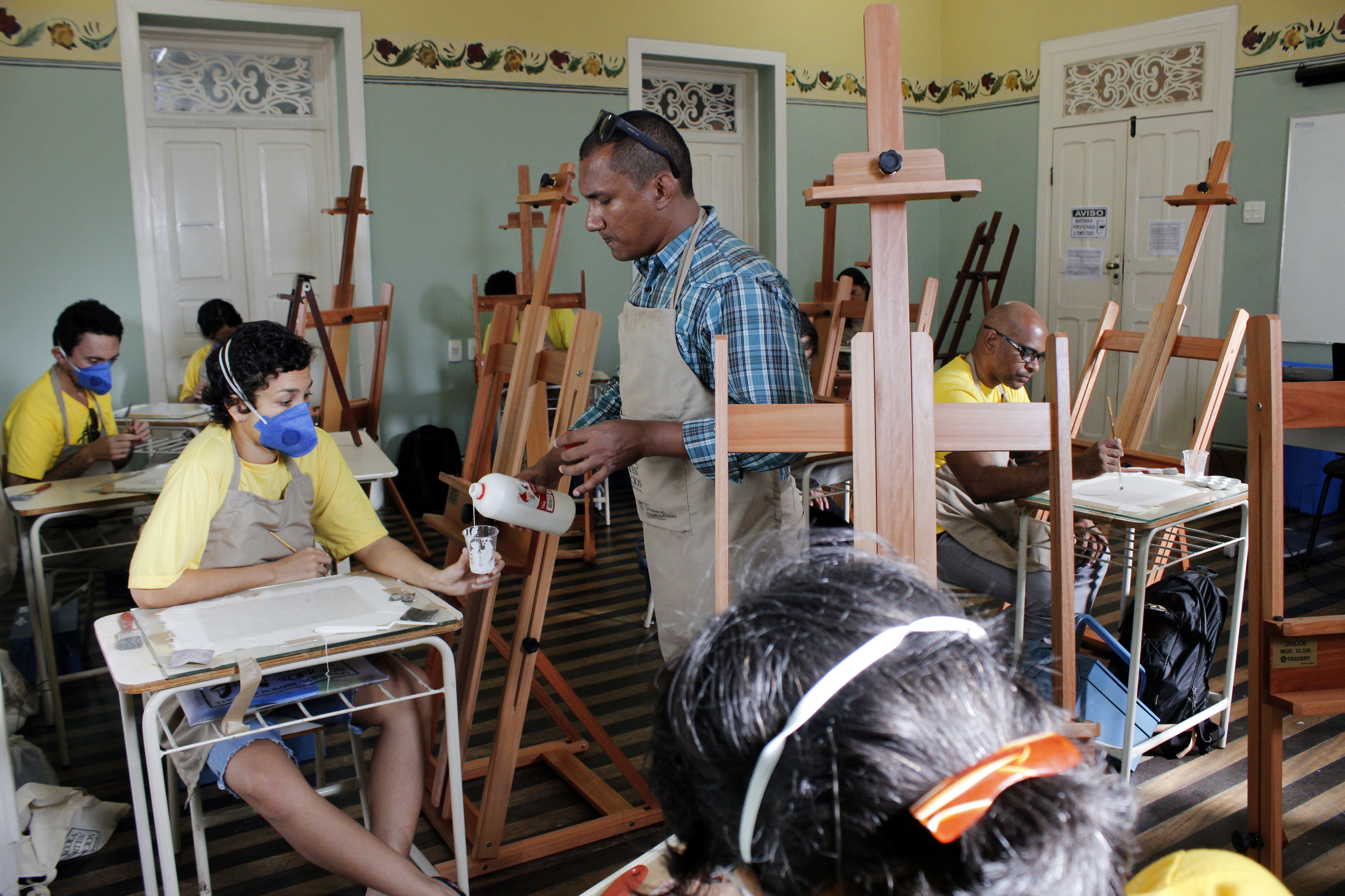 professor de curso restauro de obras de arte auxilia alunos