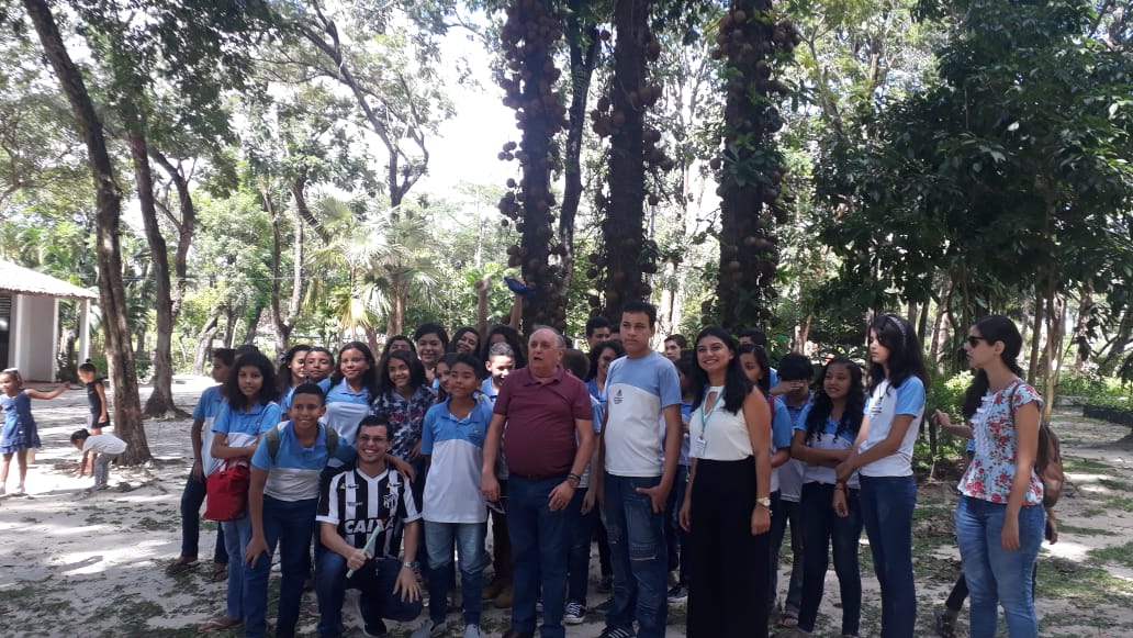alunos da Rede Municipal de Ensino e alunos do Instituto Katiana Penha, acompanhados dos professores
